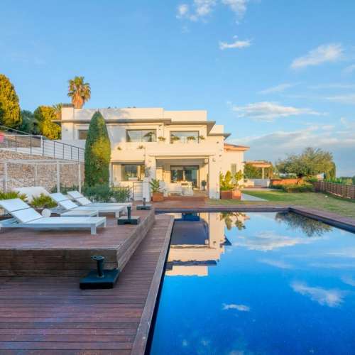 Villa de lujo en venta en Sitges frente al golf: mansión exclusiva con spa privado y gran parcela