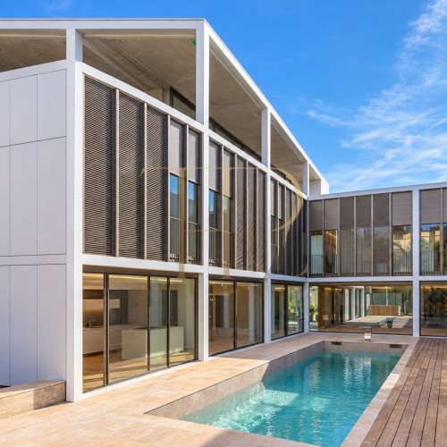 Casa contemporánea con piscinas en La Bonanova, Barcelona