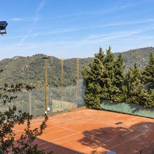 Complejo deportivo con restaurante en Esplugues