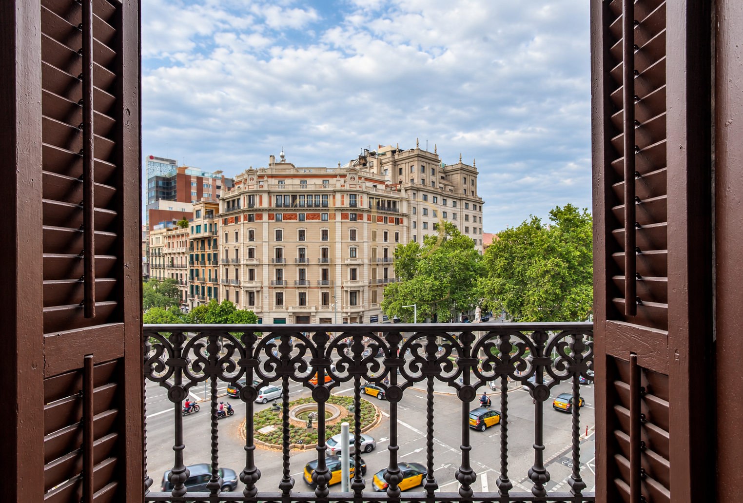 Alquilada: oficina con ocho estancias en la Dreta de l’Eixample
