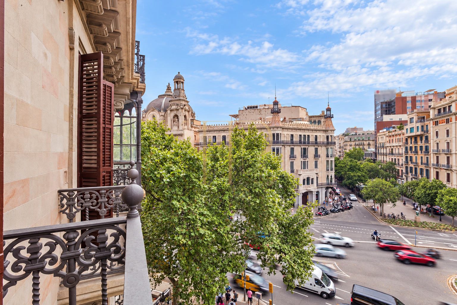 Alquilada: oficina con ocho estancias en la Dreta de l’Eixample
