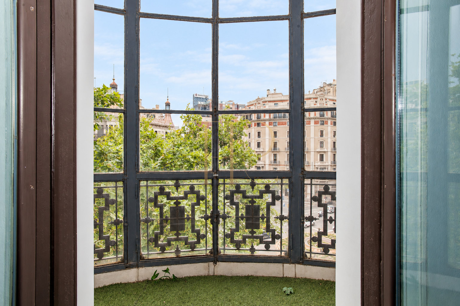 Alquilada: oficina con ocho estancias en la Dreta de l’Eixample