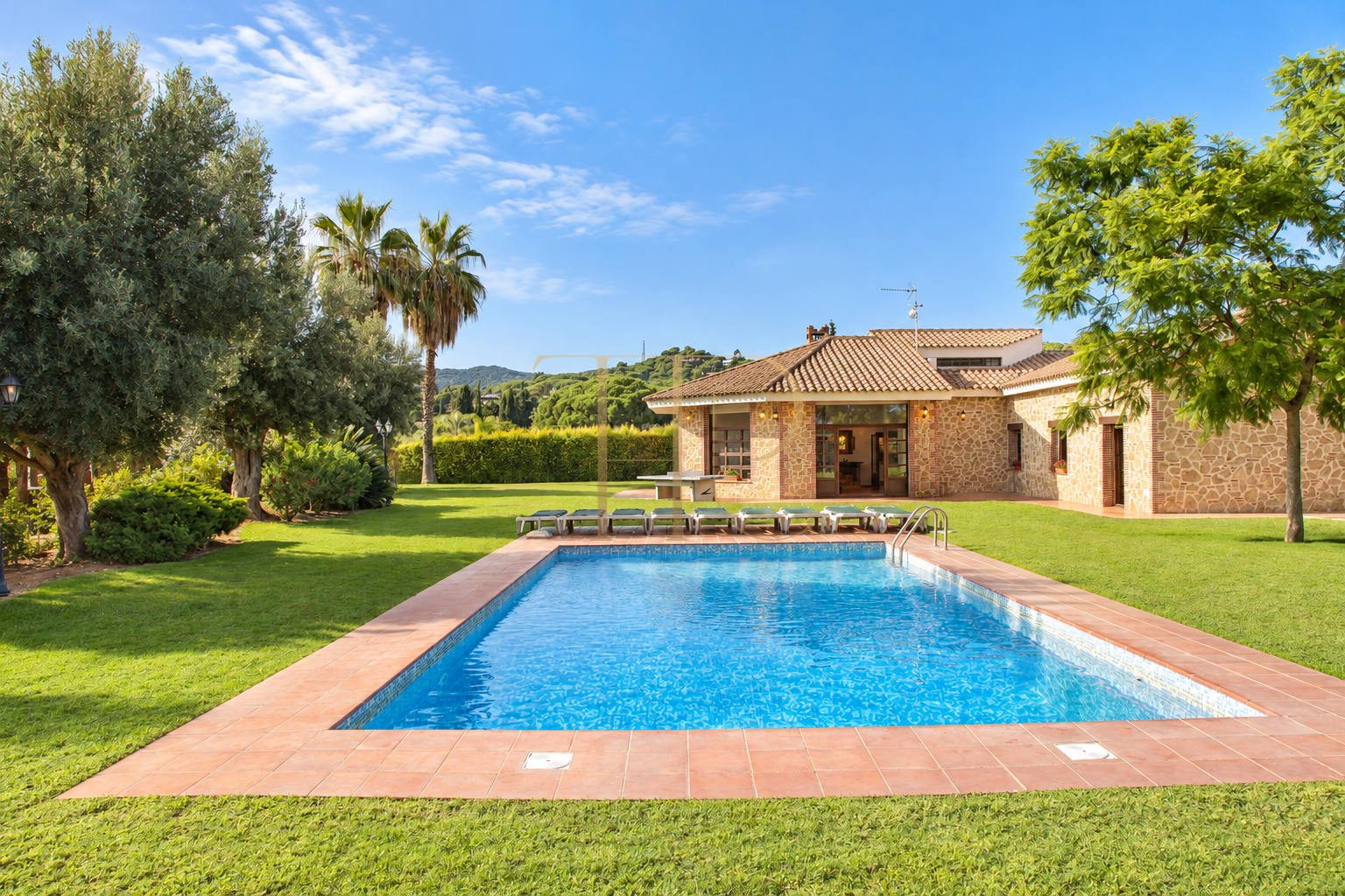 Villa en venta y alquiler en Llavaneres con piscina