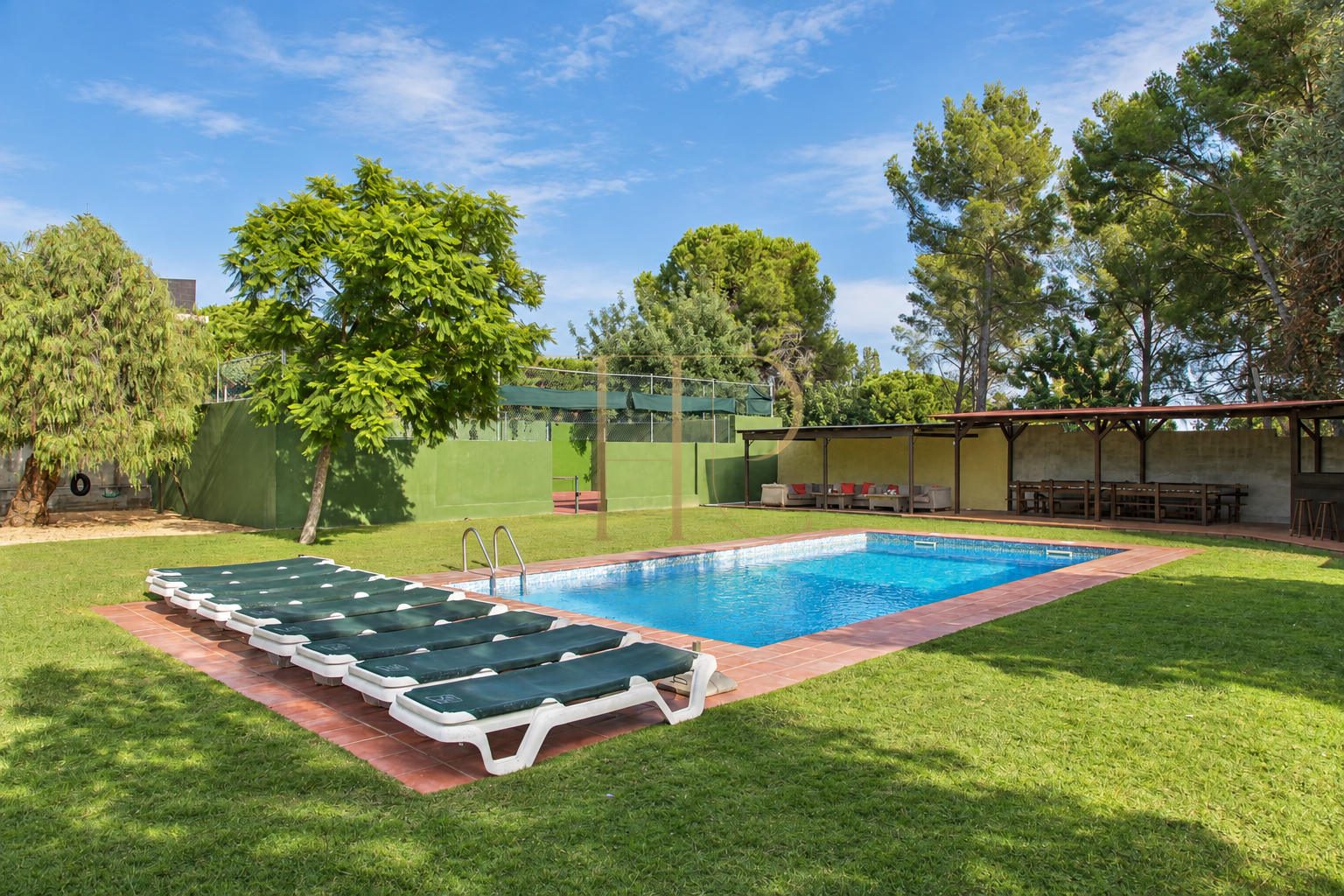 Villa en venta y alquiler en Llavaneres con piscina