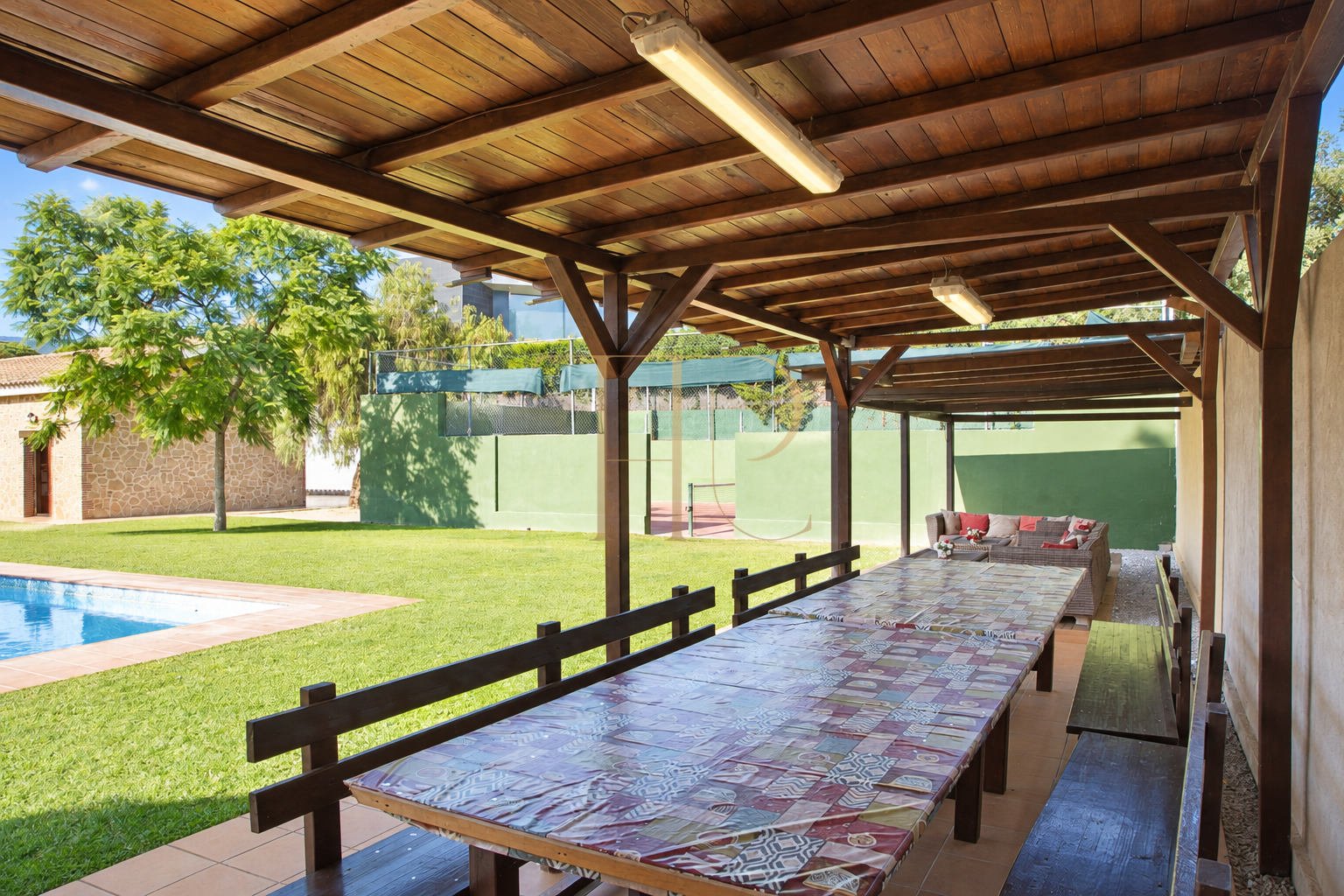 Villa en venta y alquiler en Llavaneres con piscina