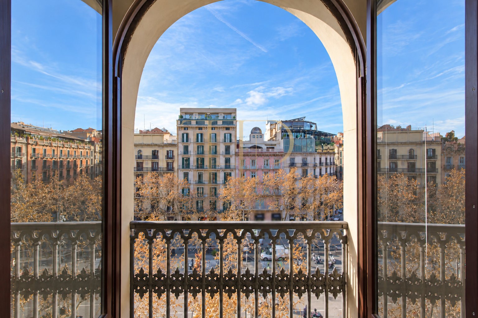 Oficina reformada con balcones en la Dreta de l’Eixample
