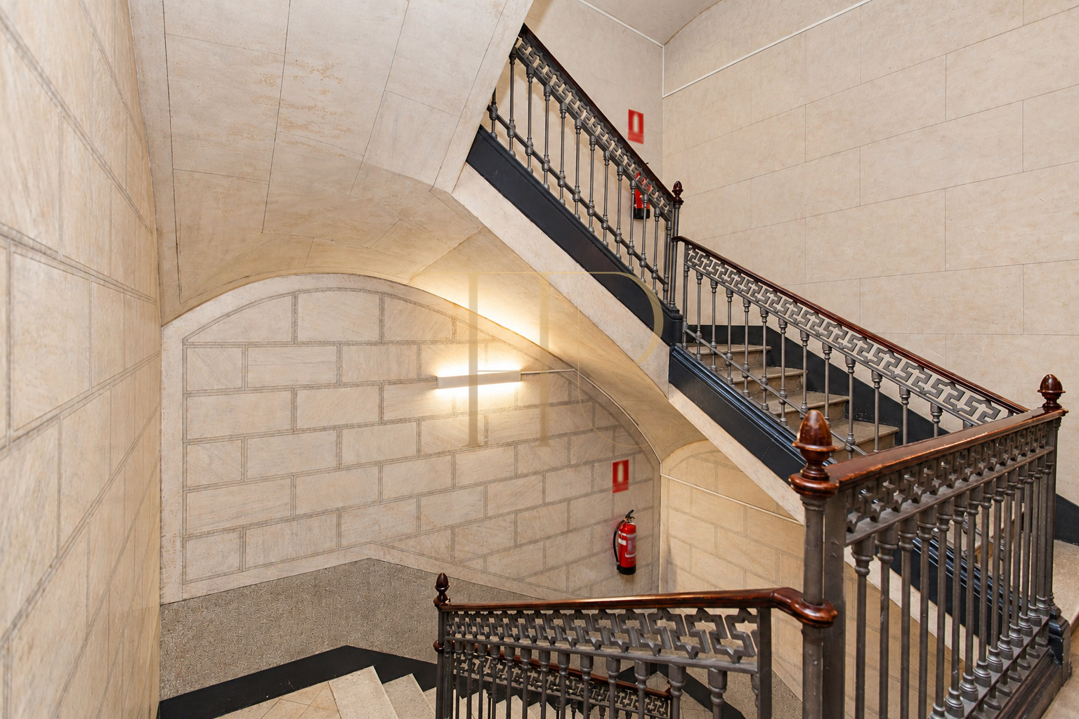 Oficina reformada con balcones en la Dreta de l’Eixample