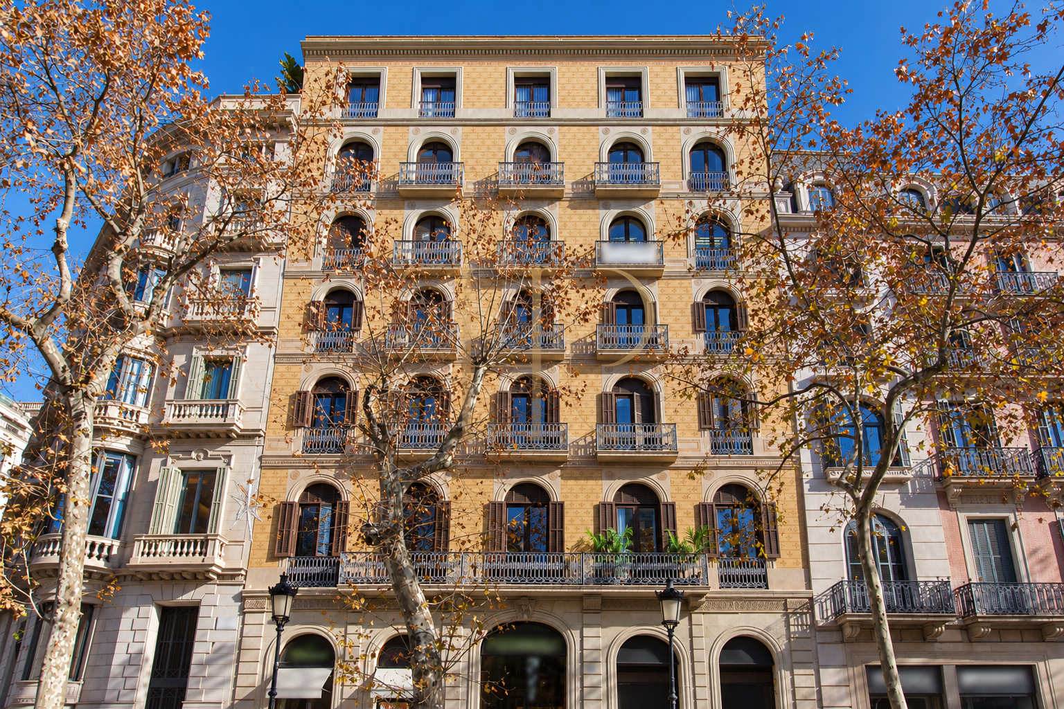 Oficina reformada con balcones en la Dreta de l’Eixample