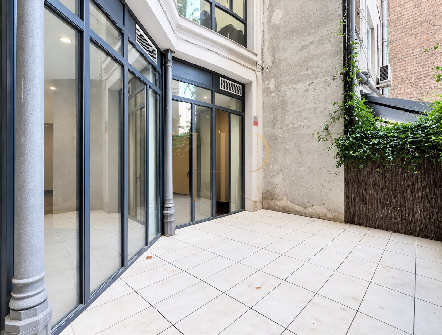 Oficina con nueve despachos y terraza en la Dreta de l’Eixample
