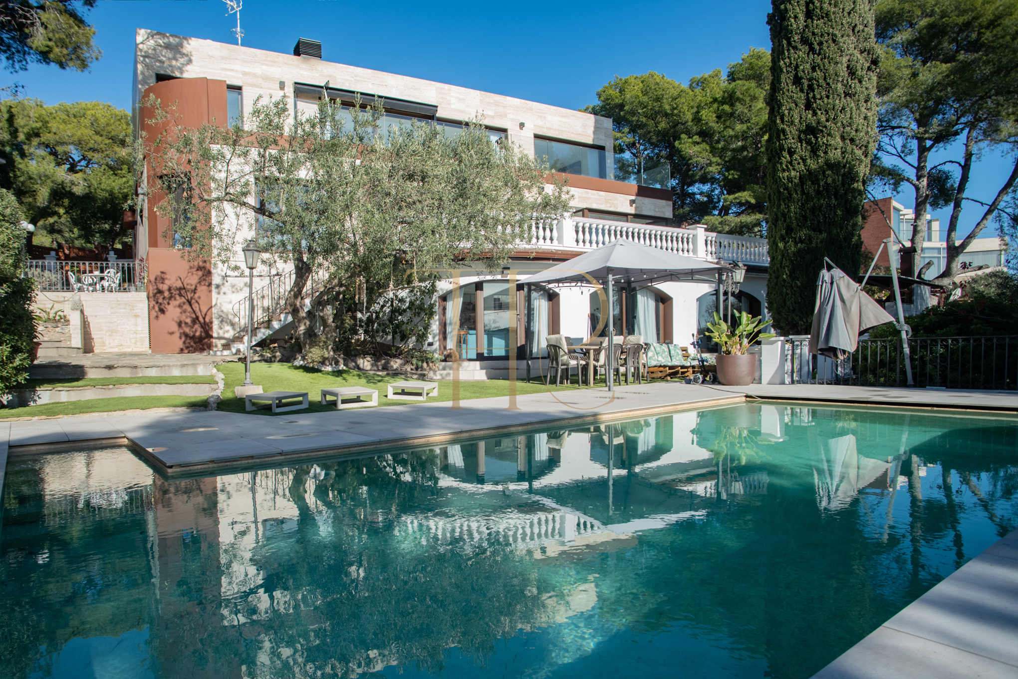 Villa reformada con vistas al mar y piscina en Castelldefels