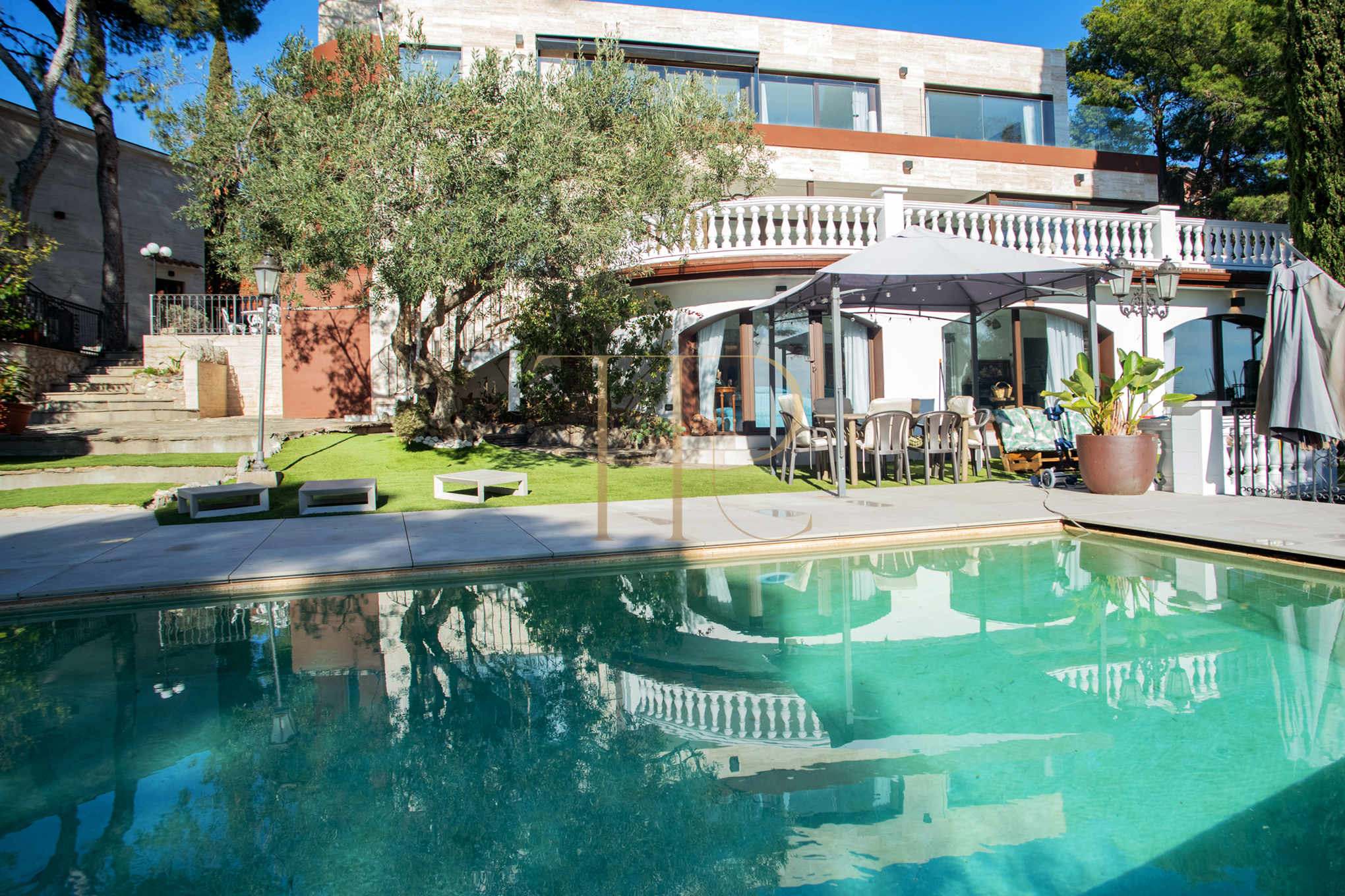 Villa reformada con vistas al mar y piscina en Castelldefels