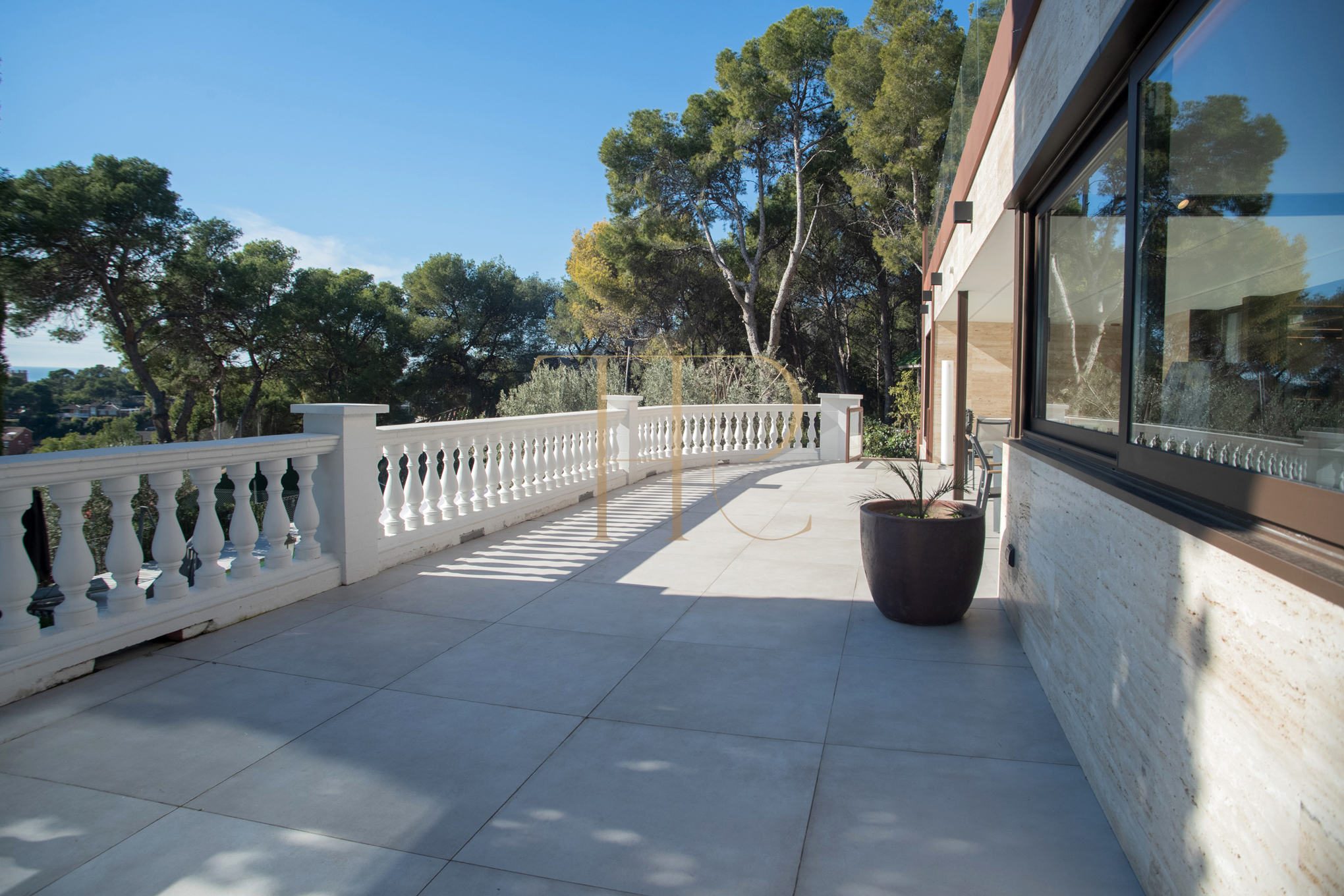 Villa reformada con vistas al mar y piscina en Castelldefels