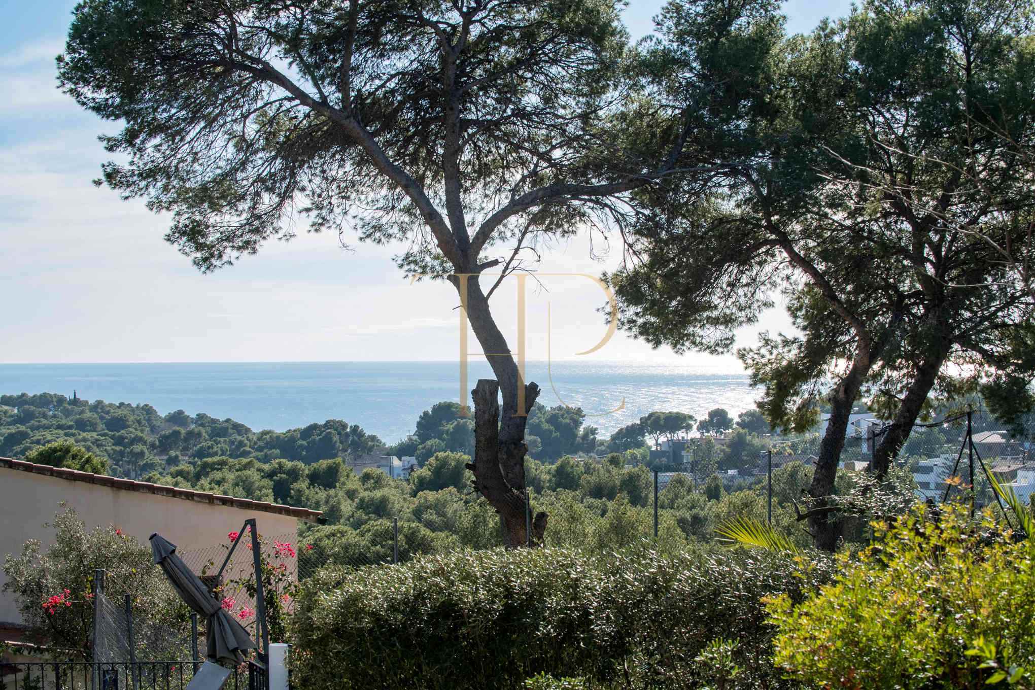 Villa reformada con vistas al mar y piscina en Castelldefels