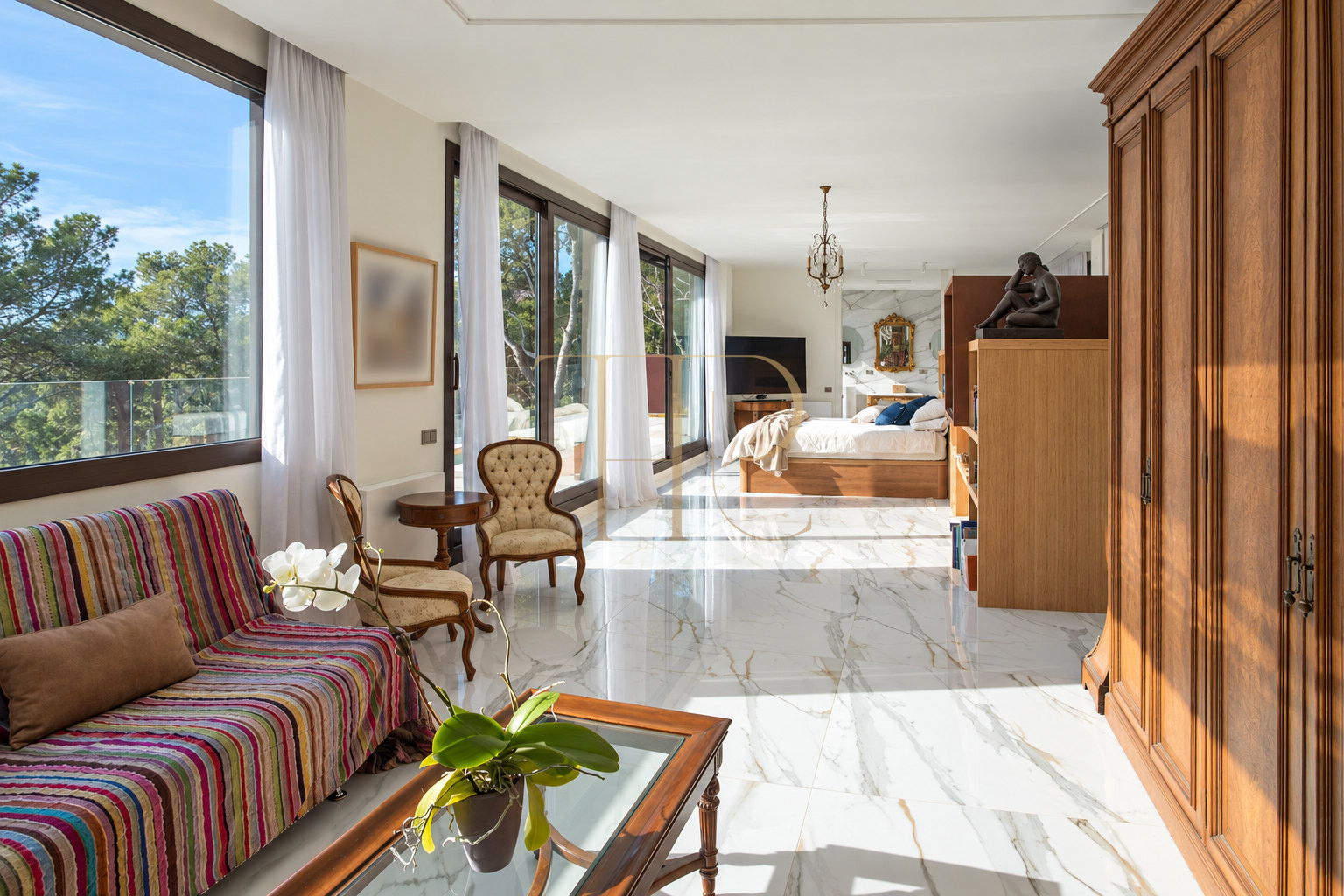 Villa reformada con vistas al mar y piscina en Castelldefels