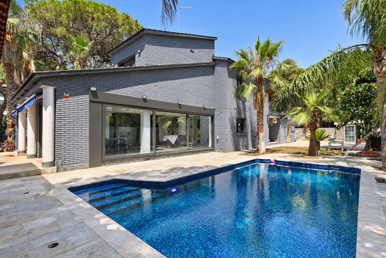 Casa reformada con piscina en alquiler en La Pineda, Castelldefels