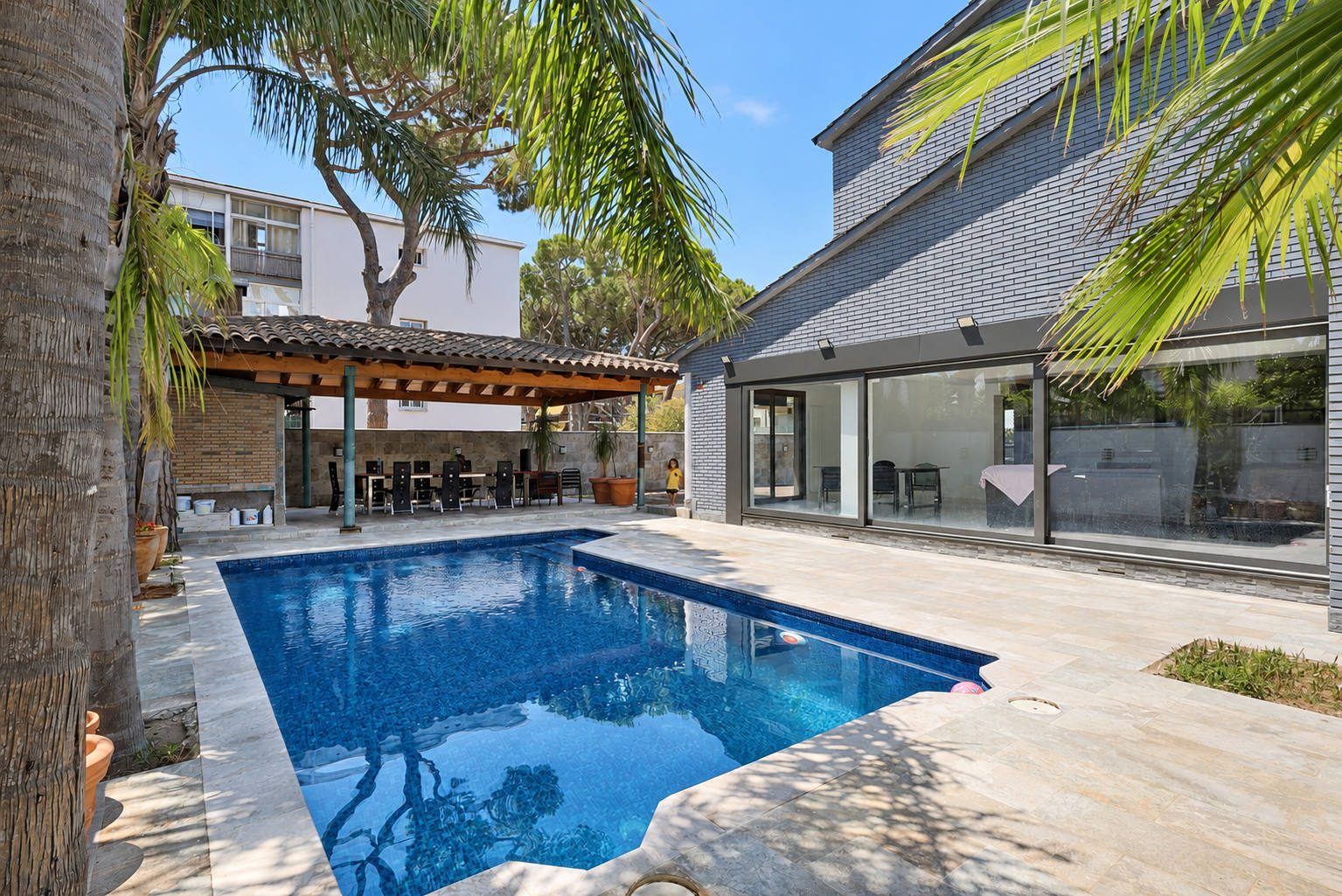 Casa reformada con piscina en alquiler en La Pineda, Castelldefels