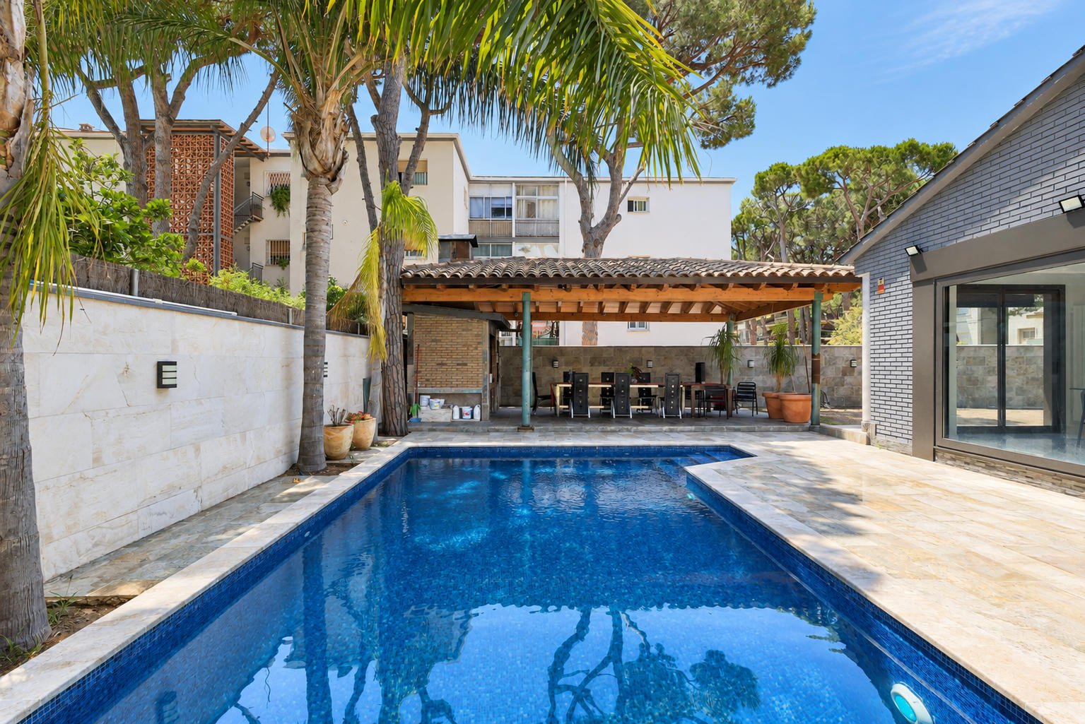Casa reformada con piscina en alquiler en La Pineda, Castelldefels