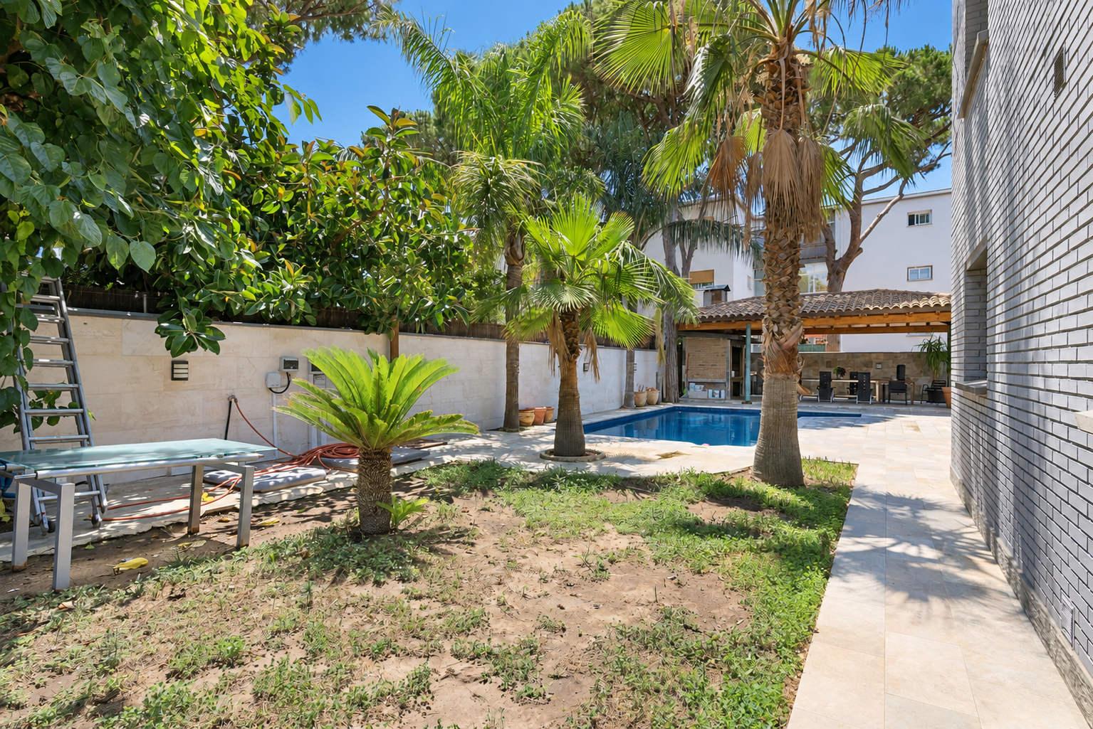Casa reformada con piscina en alquiler en La Pineda, Castelldefels