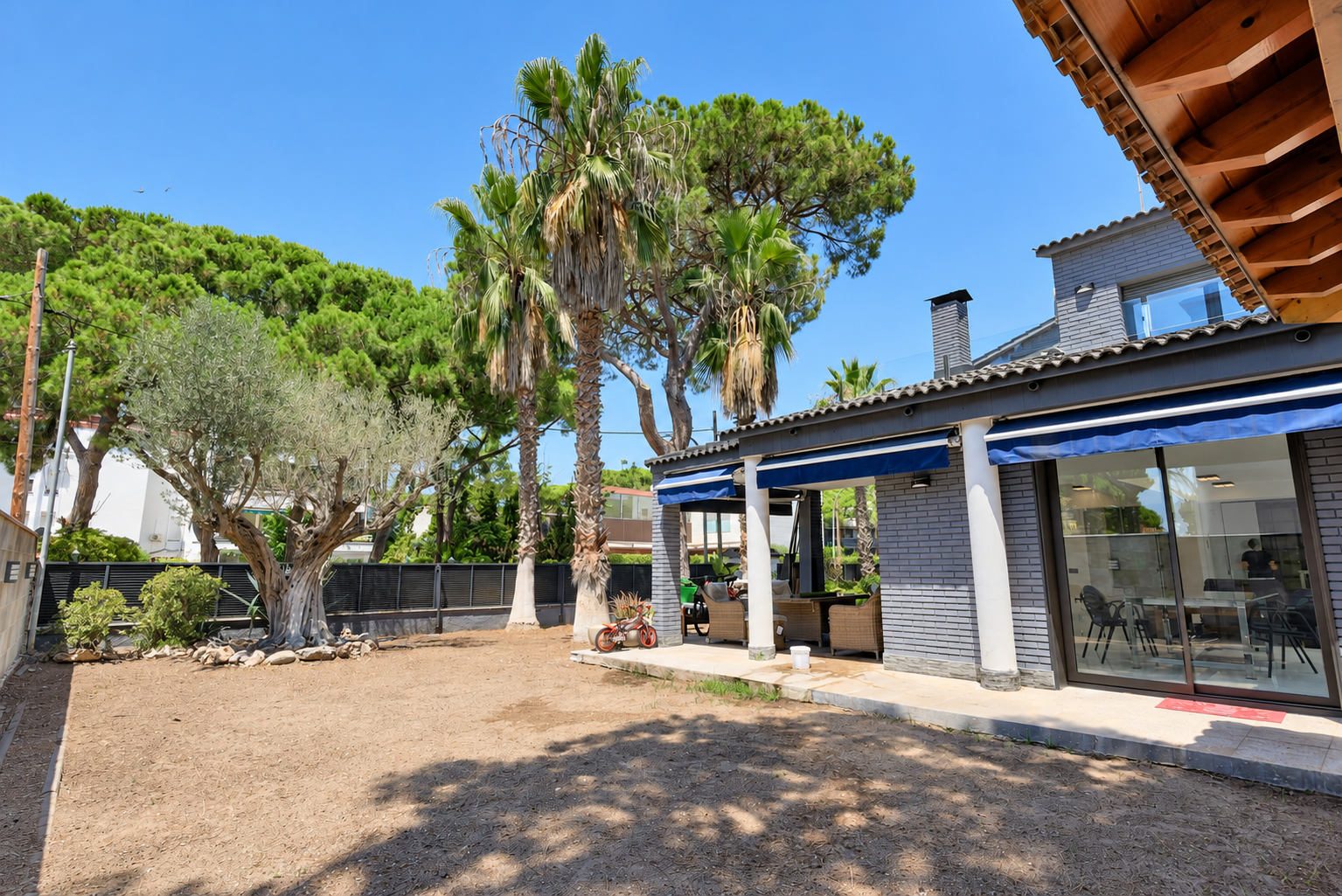 Casa reformada con piscina en alquiler en La Pineda, Castelldefels