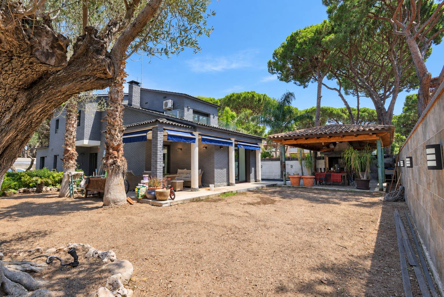 Casa reformada con piscina en alquiler en La Pineda, Castelldefels