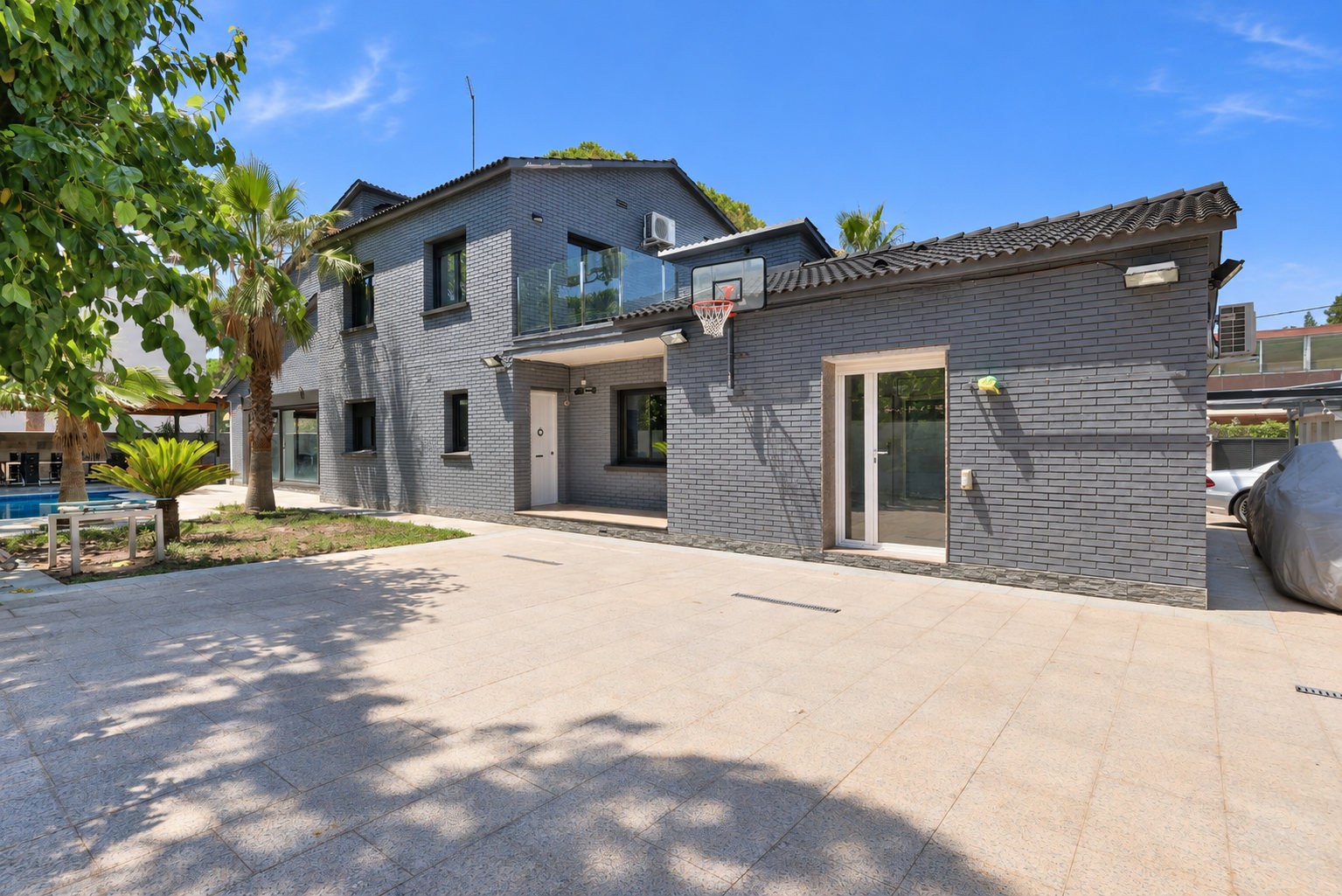Casa reformada con piscina en alquiler en La Pineda, Castelldefels