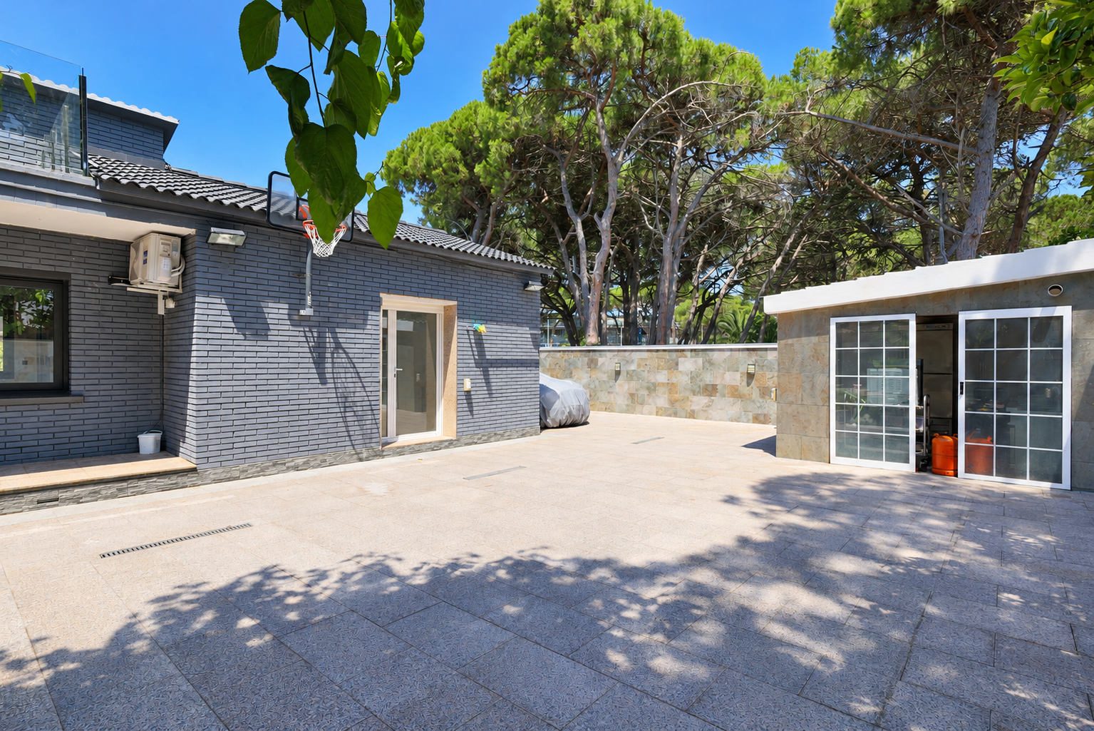Casa reformada con piscina en alquiler en La Pineda, Castelldefels