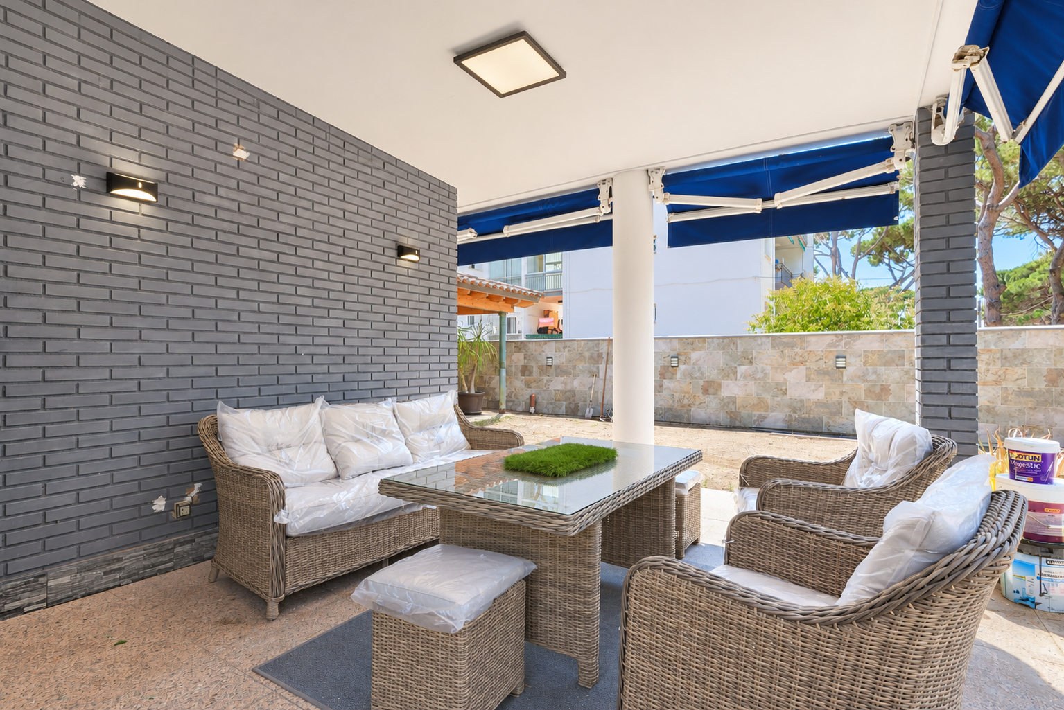 Casa reformada con piscina en alquiler en La Pineda, Castelldefels