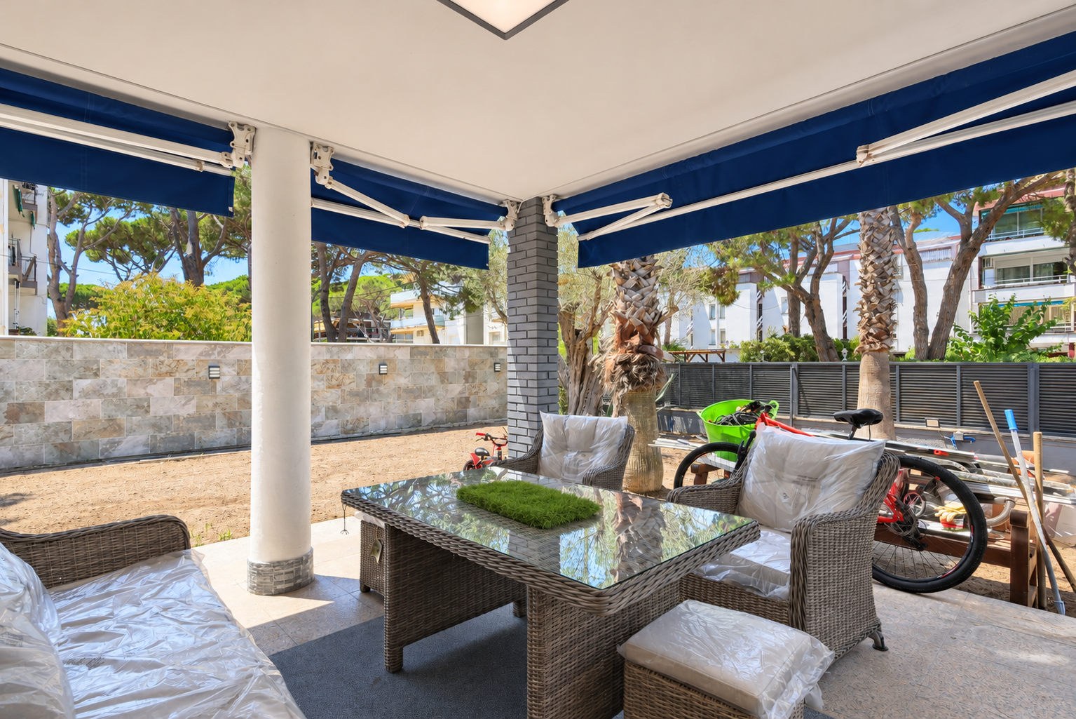 Casa reformada con piscina en alquiler en La Pineda, Castelldefels