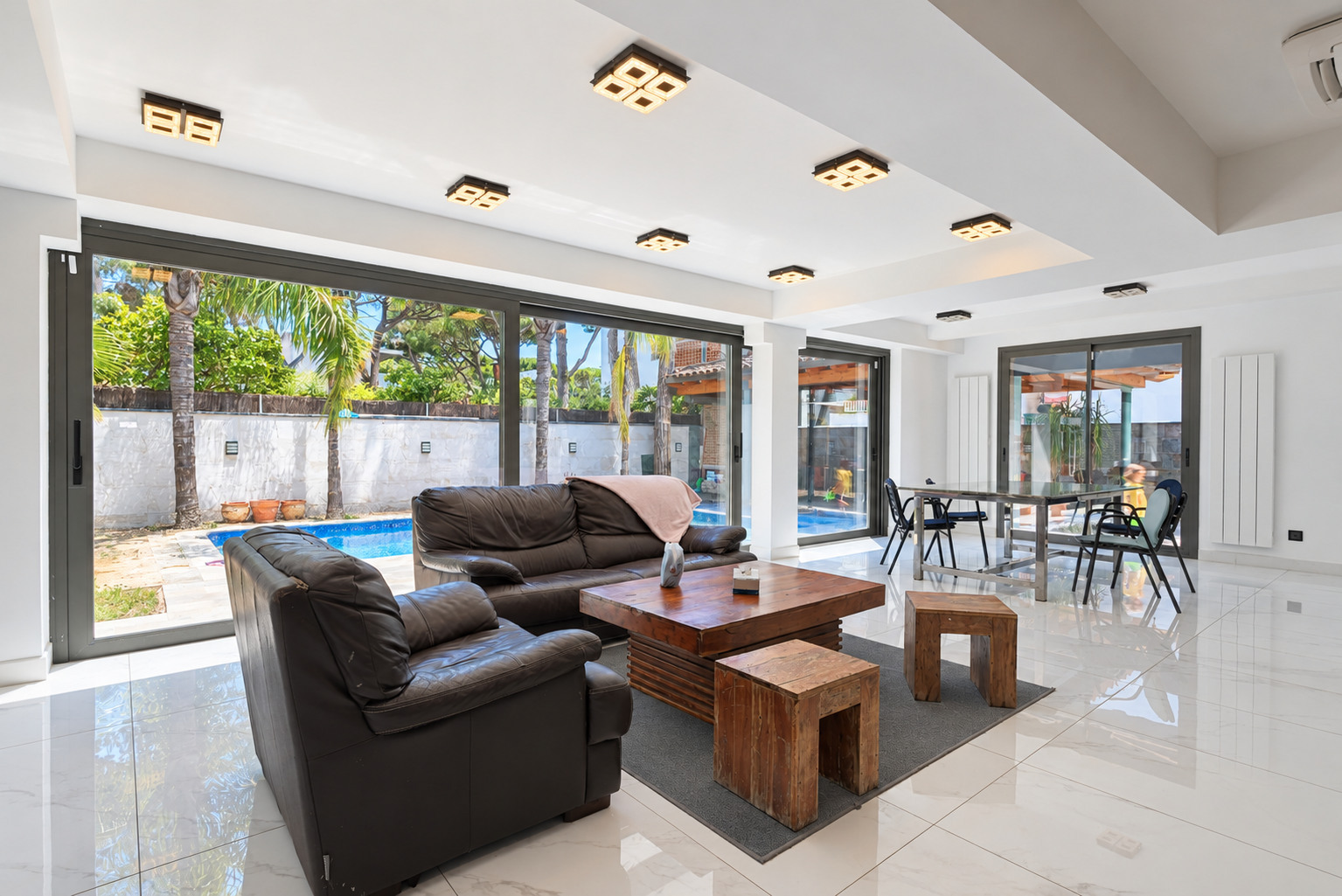 Casa reformada con piscina en alquiler en La Pineda, Castelldefels