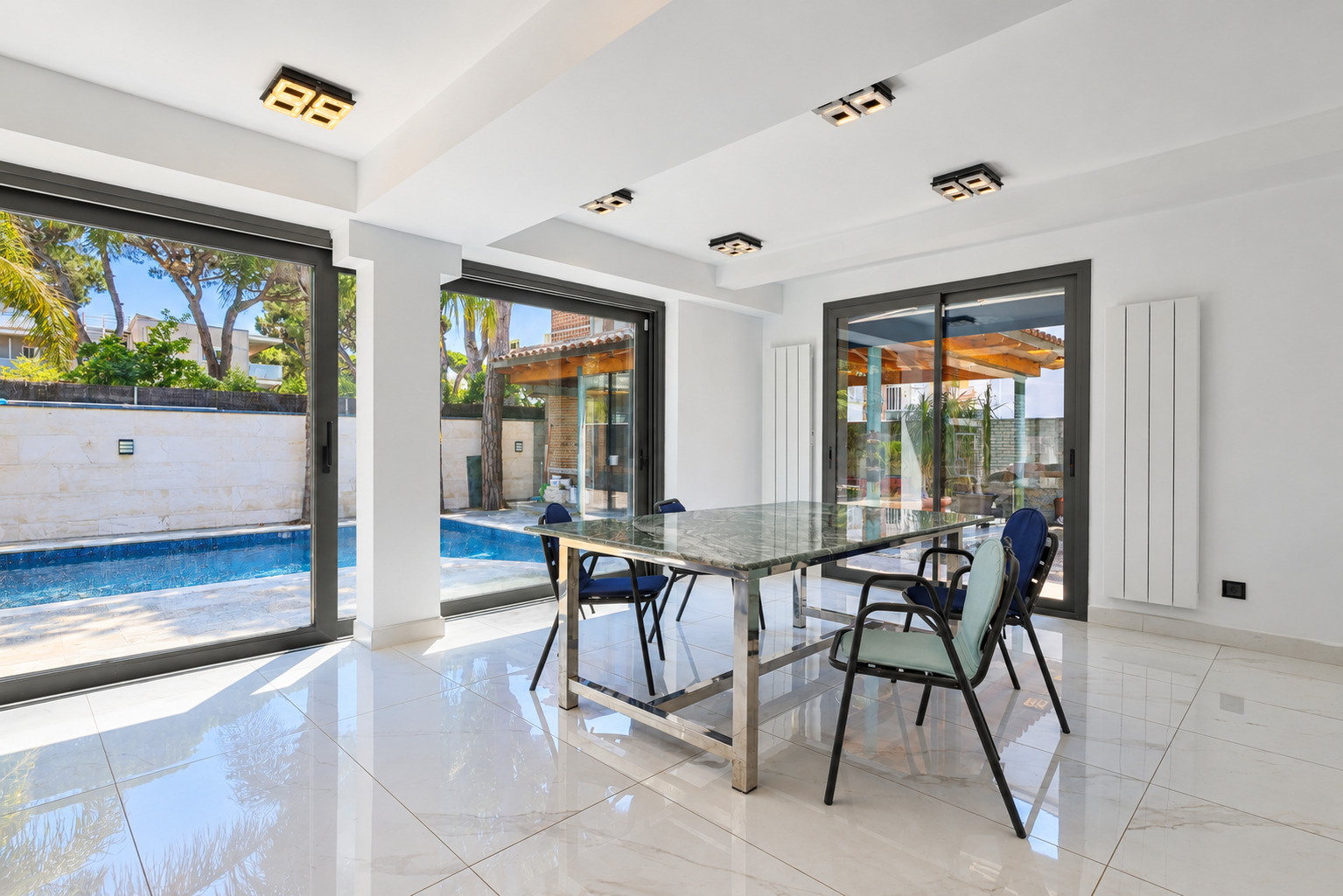 Casa reformada con piscina en alquiler en La Pineda, Castelldefels