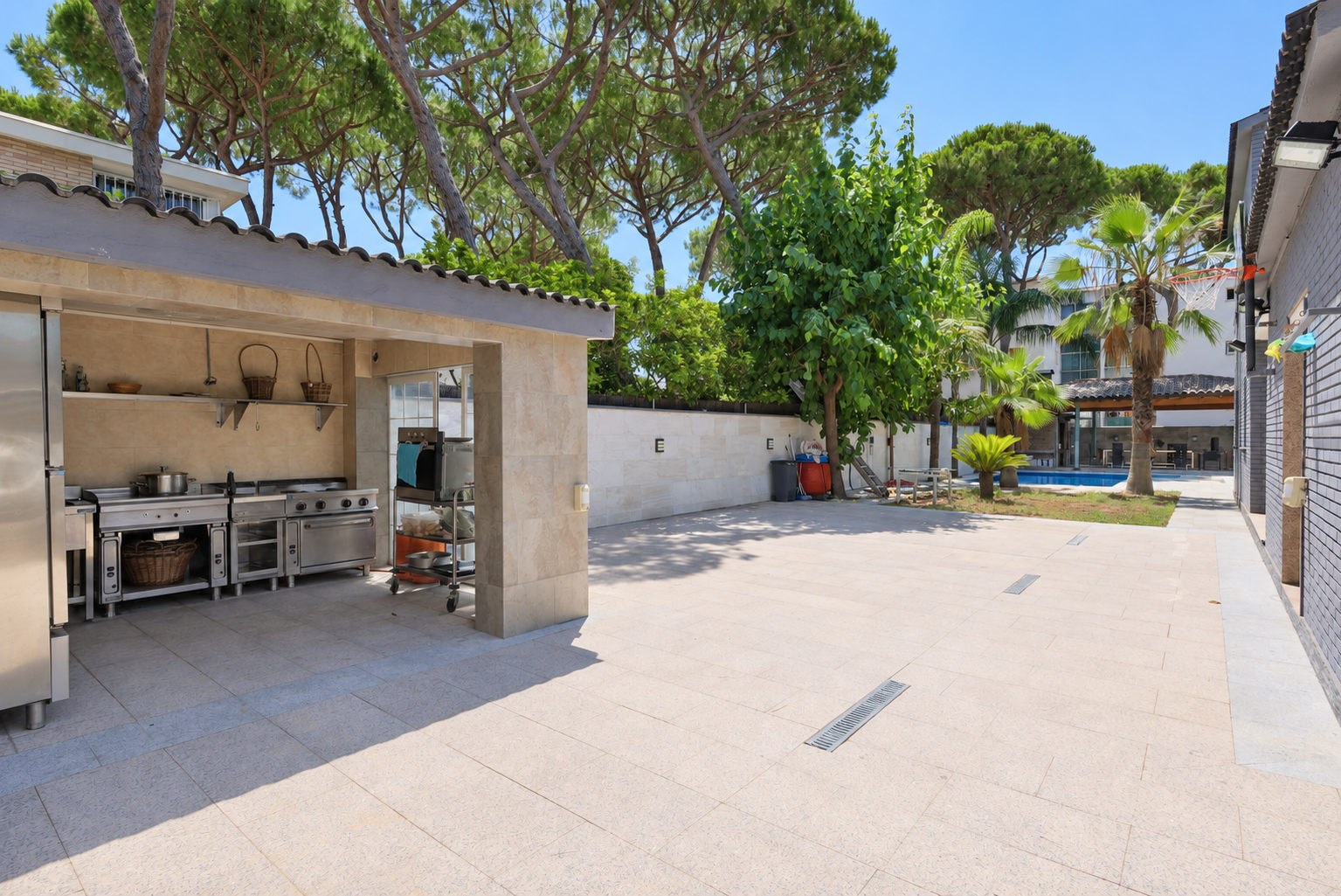 Casa reformada con piscina en alquiler en La Pineda, Castelldefels