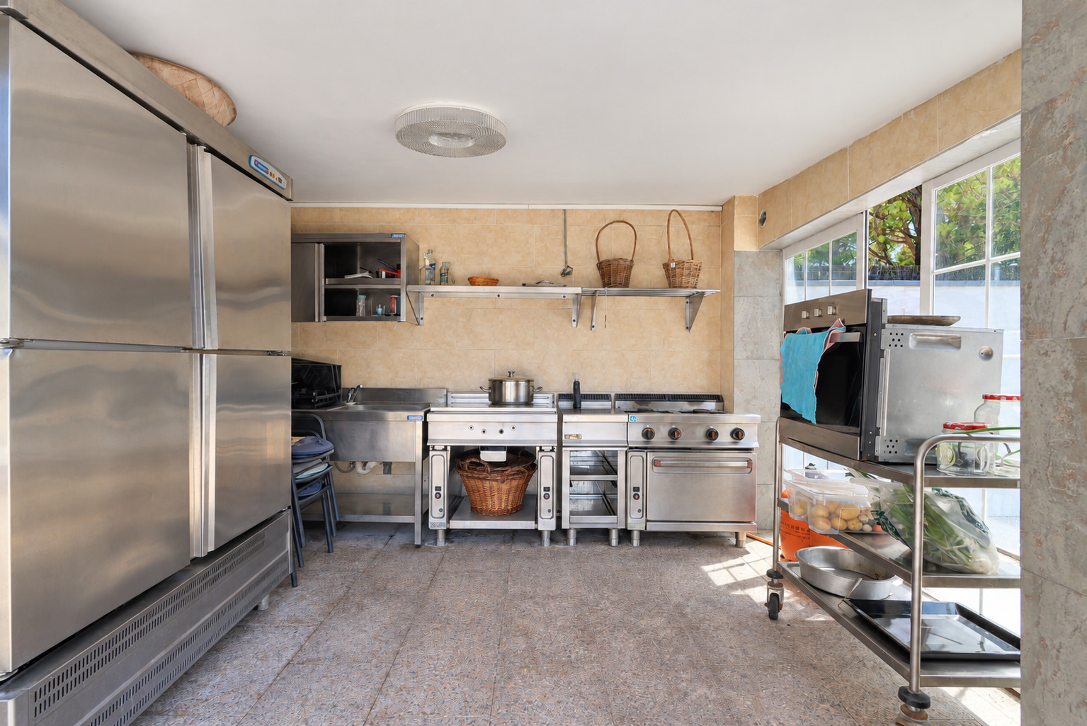 Casa reformada con piscina en alquiler en La Pineda, Castelldefels