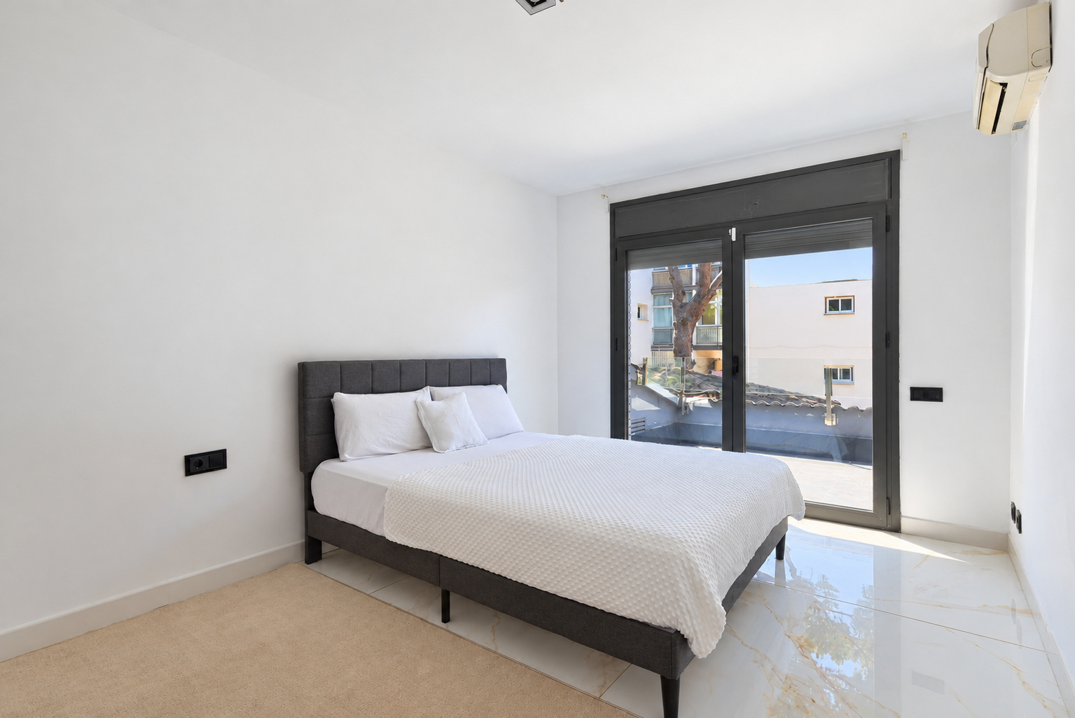 Casa reformada con piscina en alquiler en La Pineda, Castelldefels