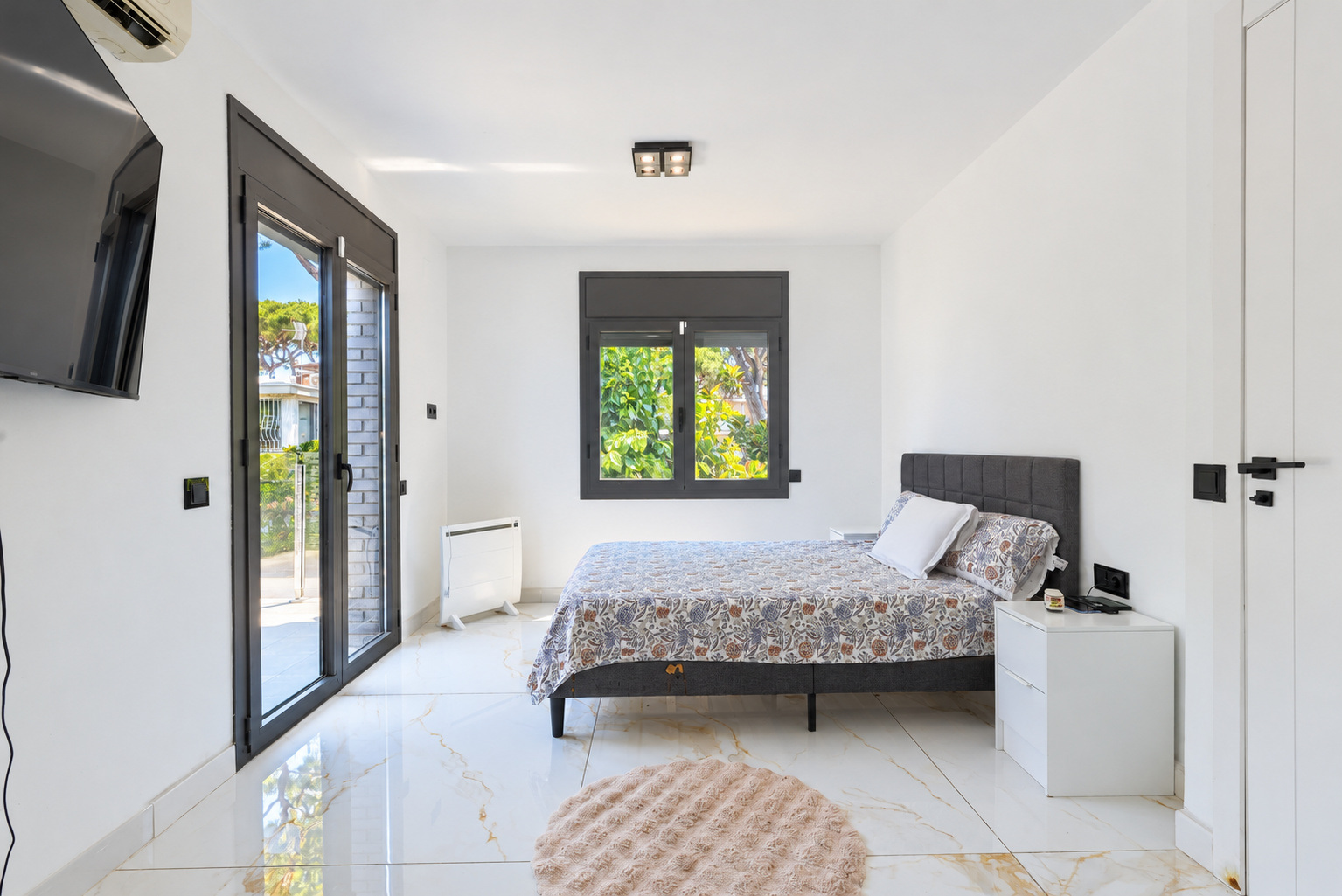 Casa reformada con piscina en alquiler en La Pineda, Castelldefels