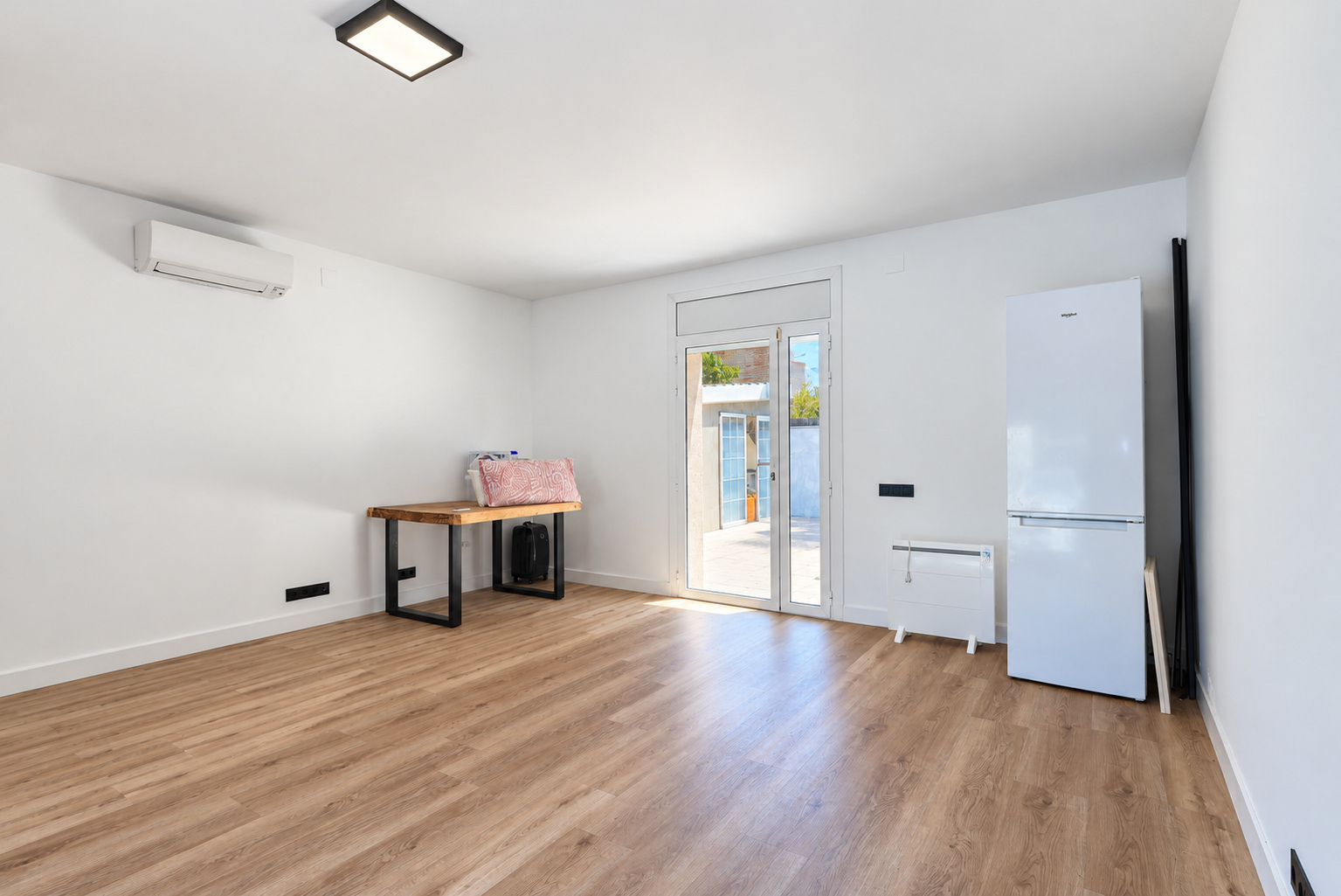 Casa reformada con piscina en alquiler en La Pineda, Castelldefels