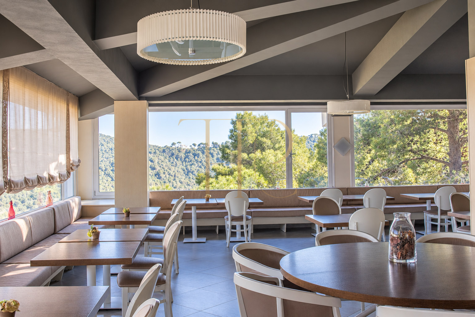 Complejo deportivo con restaurante en Esplugues