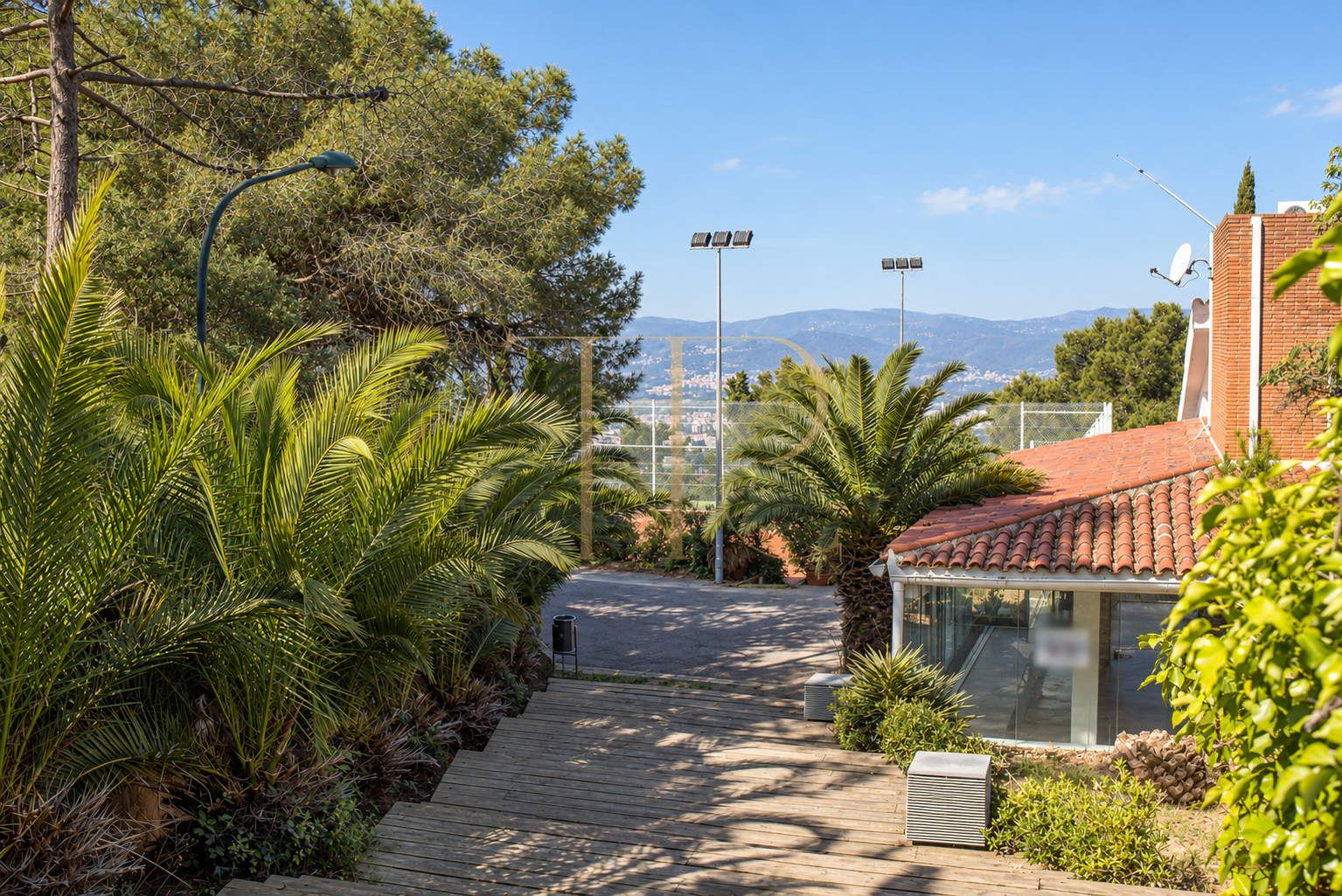 Complejo deportivo con restaurante en Esplugues