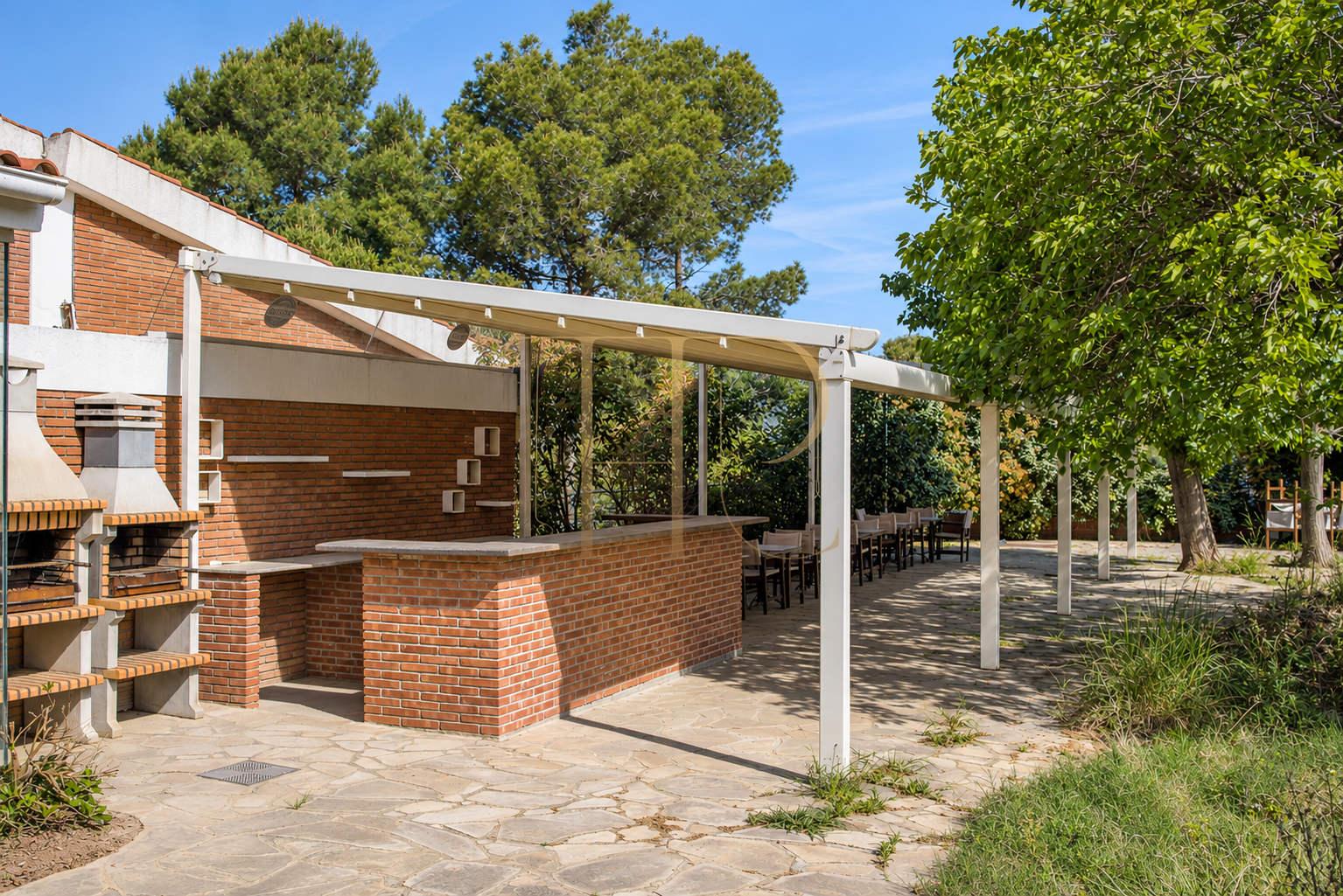 Complejo deportivo con restaurante en Esplugues