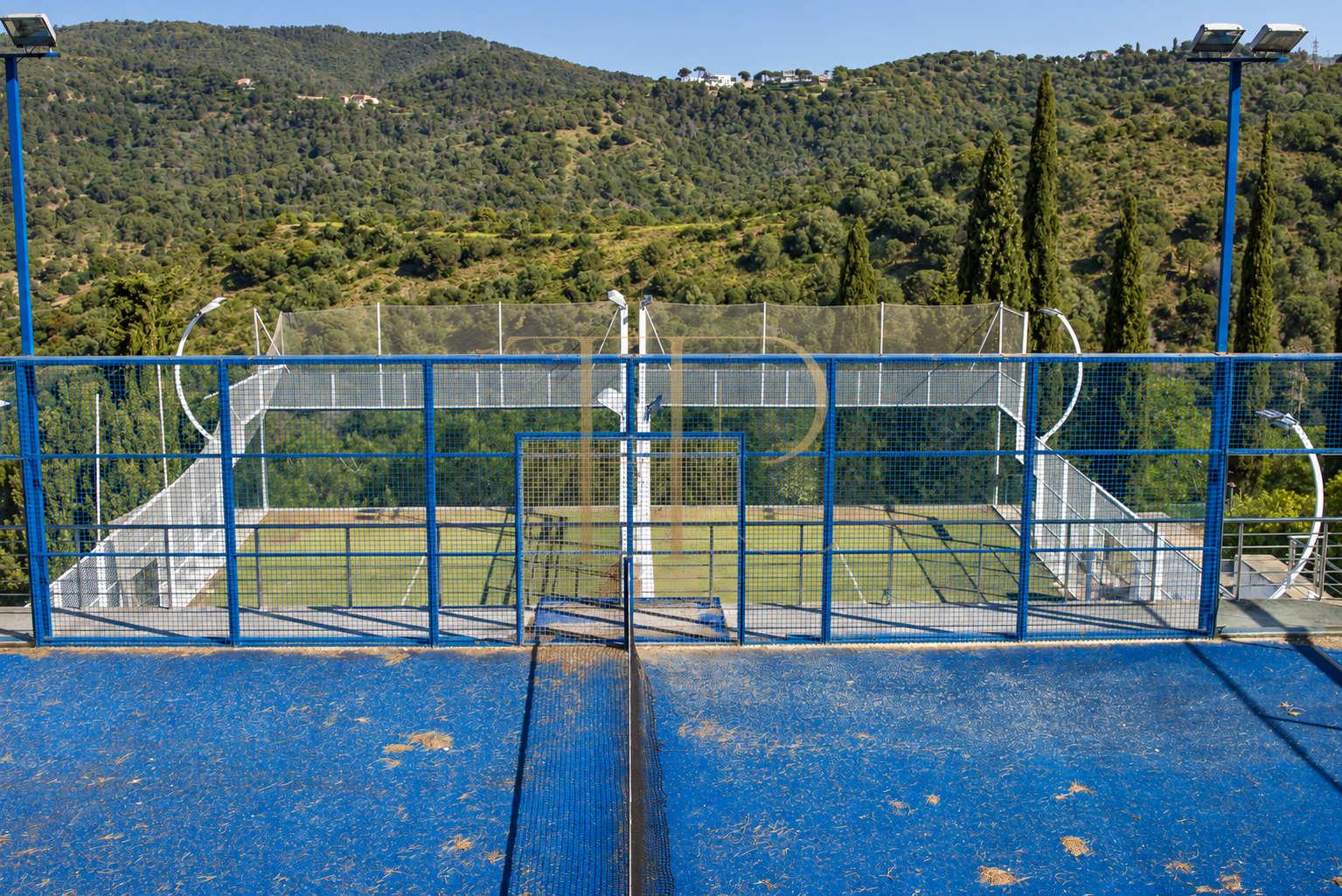 Complejo deportivo con restaurante en Esplugues