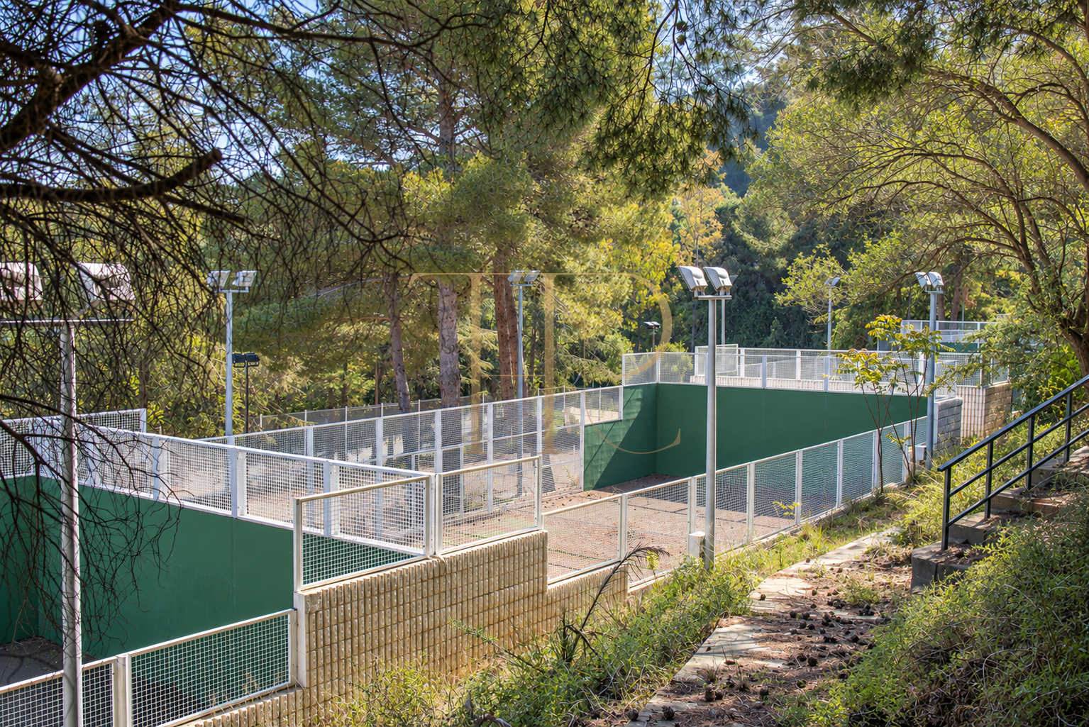 Complejo deportivo con restaurante en Esplugues