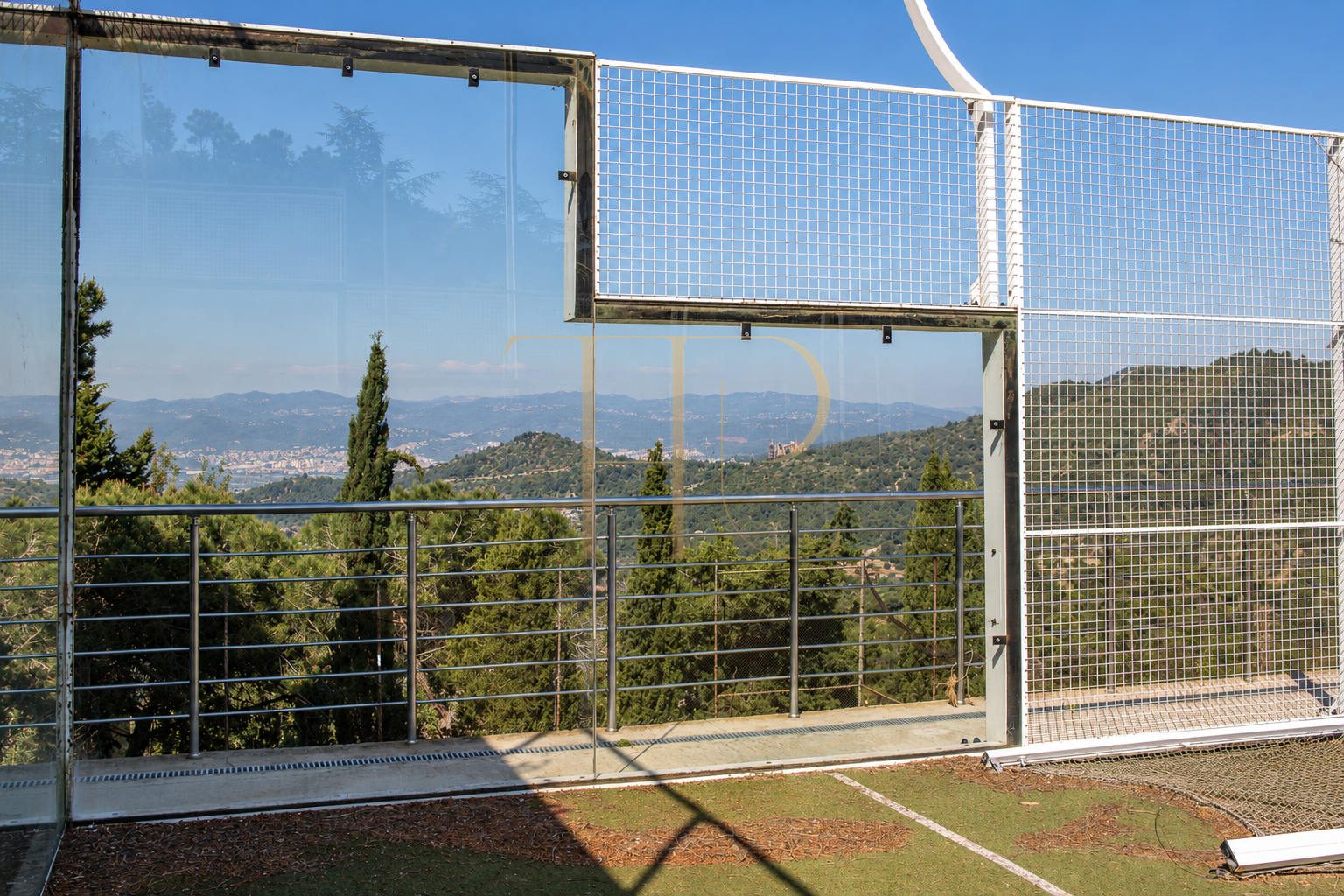 Complejo deportivo con restaurante en Esplugues