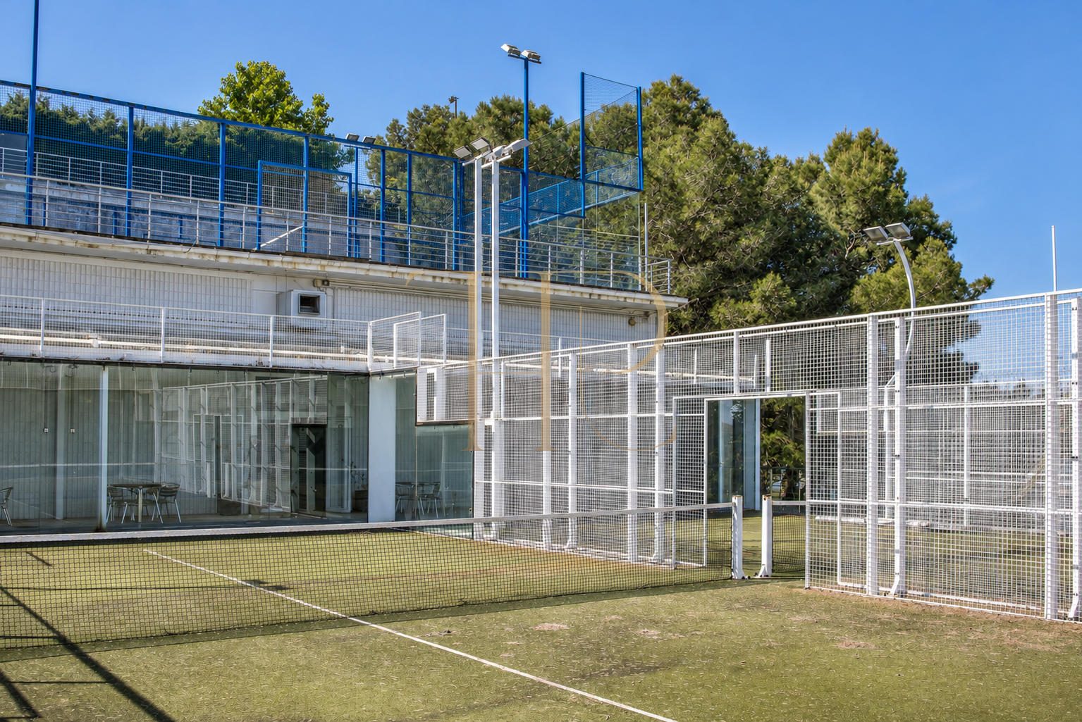 Complejo deportivo con restaurante en Esplugues