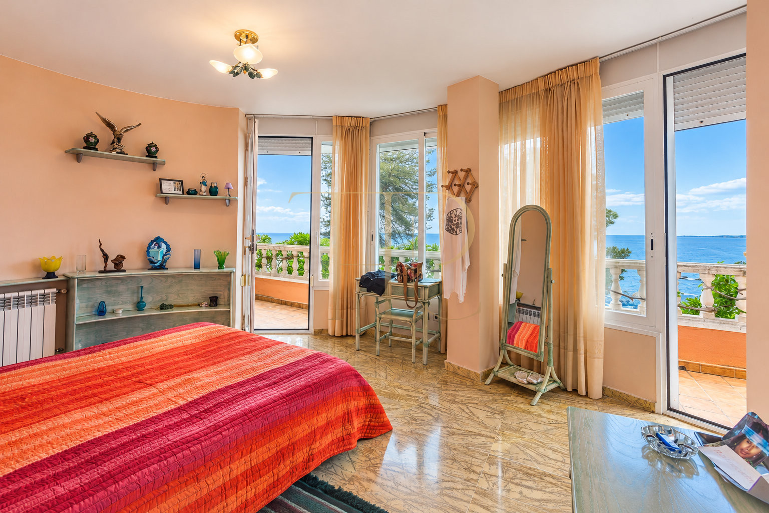 Villa en primera línea de mar en Cala Montgoda, Lloret de Mar