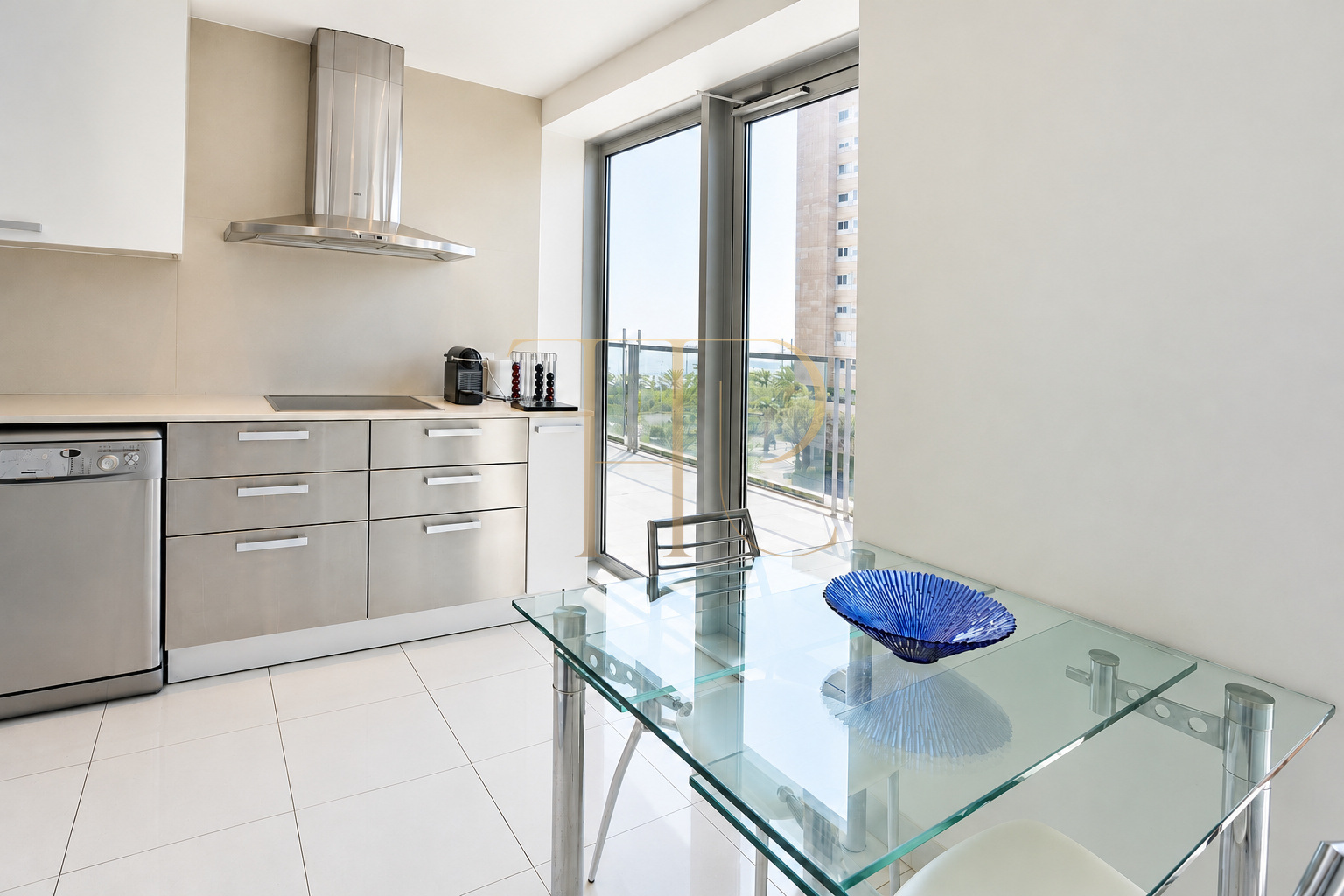 Ático alquilado con terraza de 90 m² y vistas al mar en Diagonal Mar