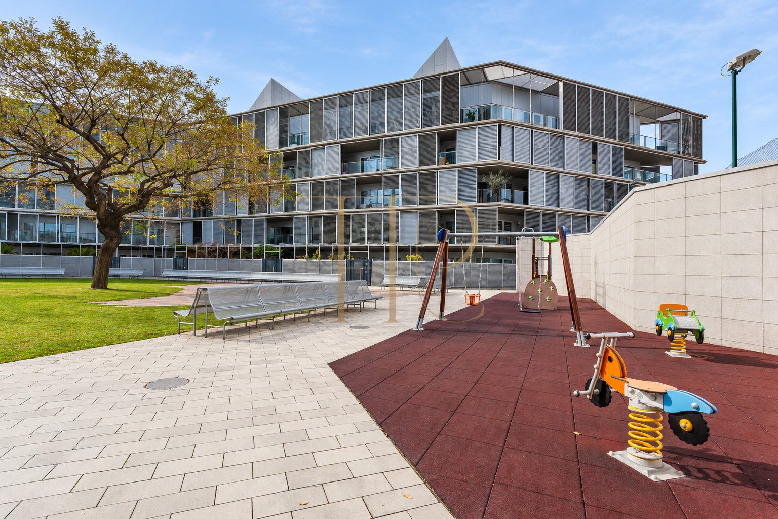 Ático alquilado con terraza de 90 m² y vistas al mar en Diagonal Mar