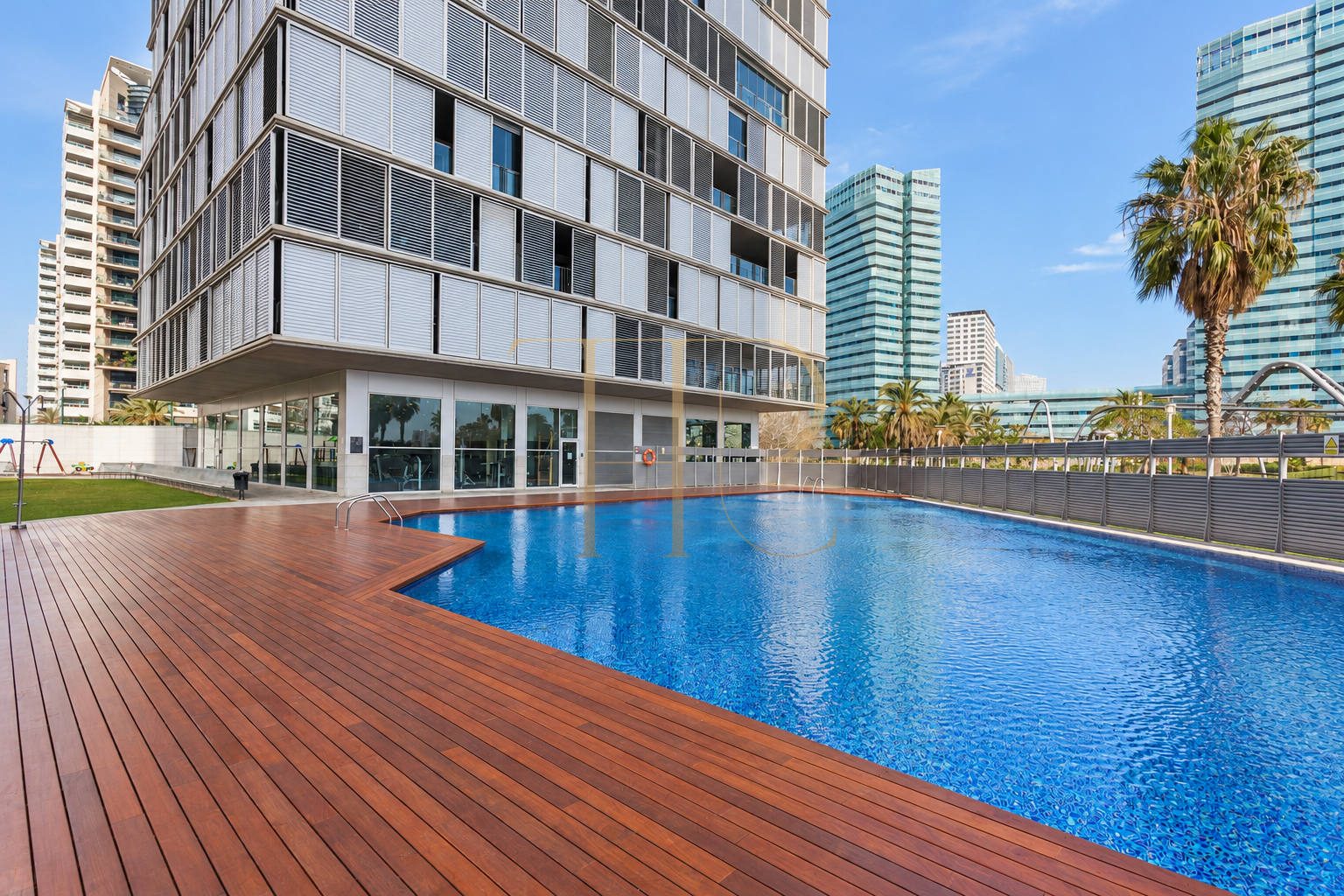 Ático alquilado con terraza de 90 m² y vistas al mar en Diagonal Mar