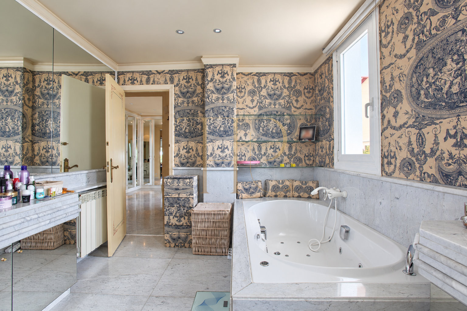 Villa con piscina y vistas al mar en Bellamar, Castelldefels