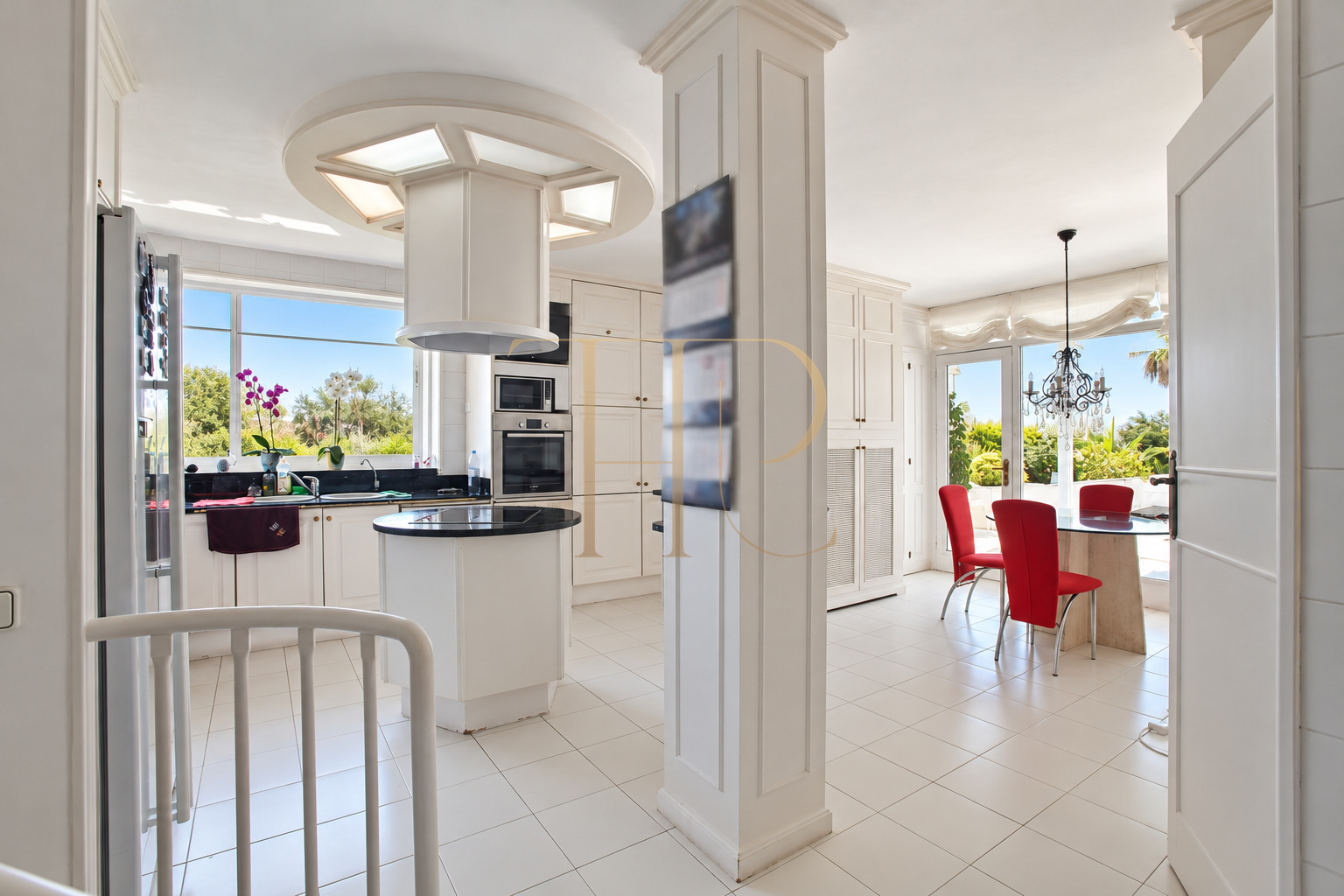 Villa con piscina y vistas al mar en Bellamar, Castelldefels