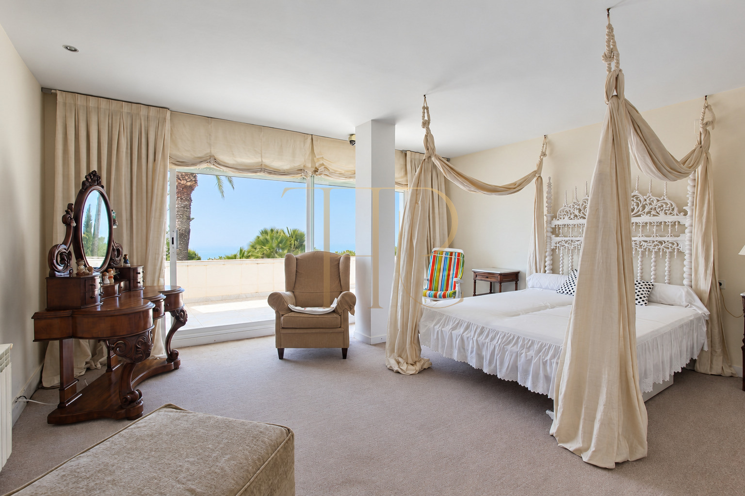 Villa con piscina y vistas al mar en Bellamar, Castelldefels