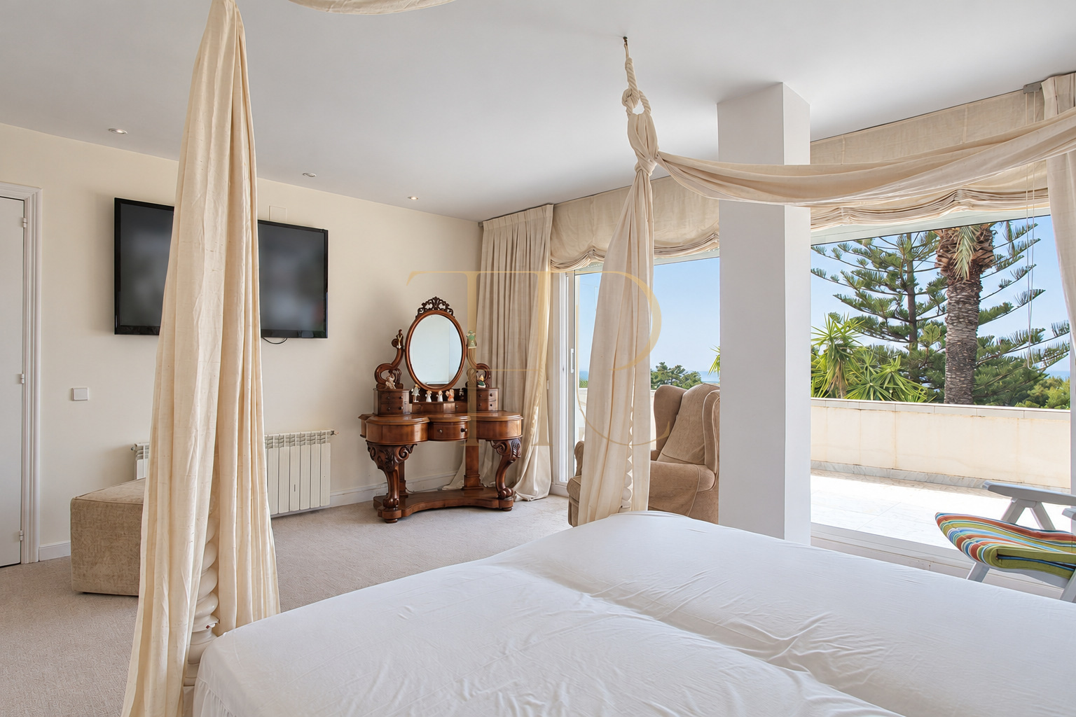 Villa con piscina y vistas al mar en Bellamar, Castelldefels